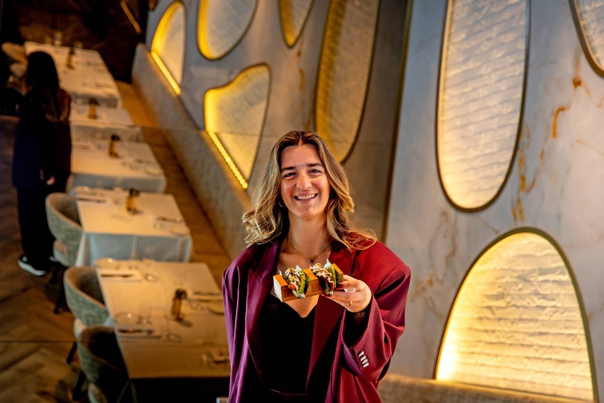 Naomi met Handrolls. Foto: Bart Hoogveld Naomi met Handrolls. Foto: Bart Hoogveld