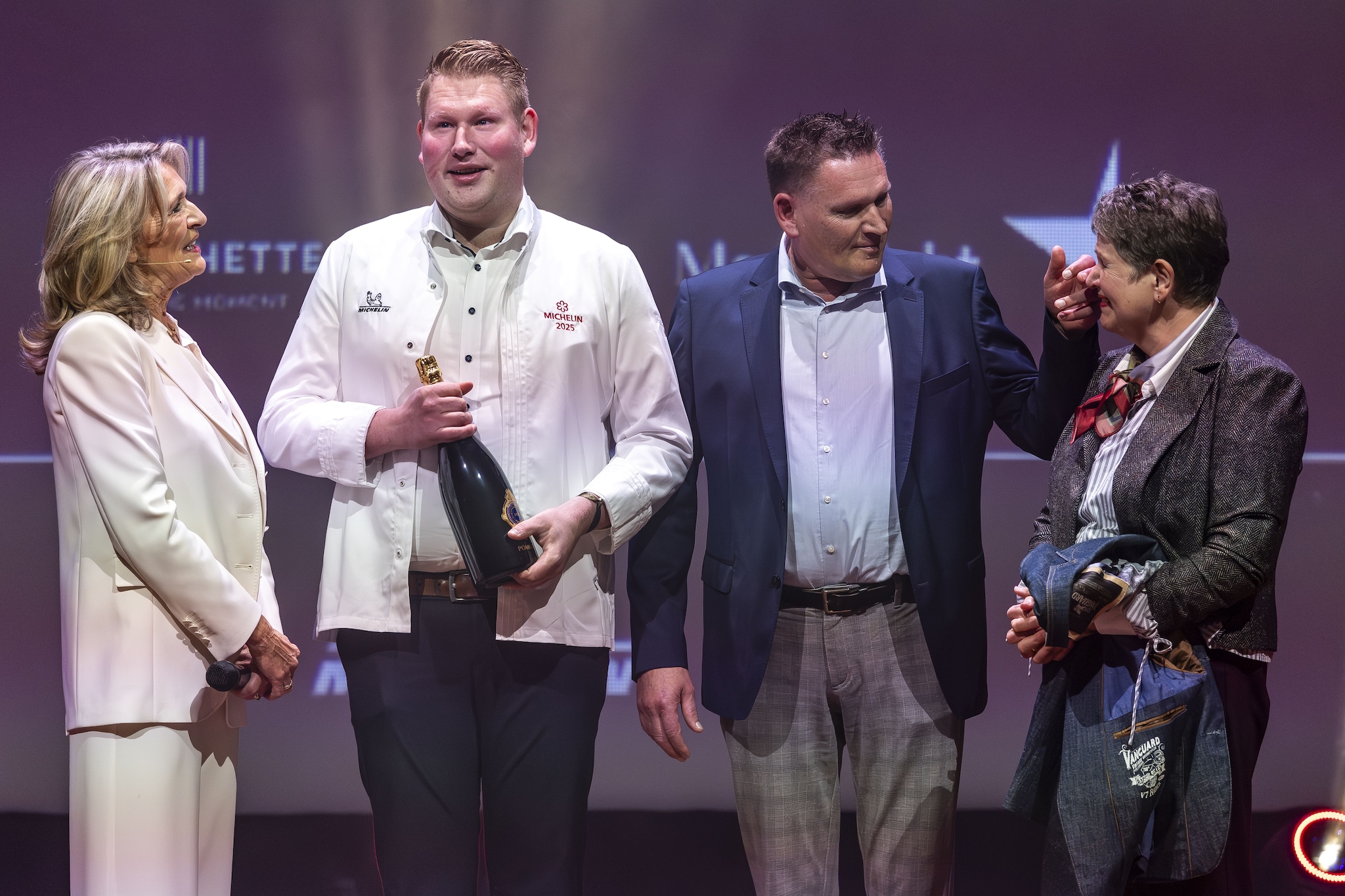 Chef-kok Bram Stoverink (l) met naast hem zijn geëmotioneerde ouders Albert en Helga na de uitreiking van de Michelinster aan hun restaurant Olde Marckt. Chef-kok Bram Stoverink (l) met naast hem zijn geëmotioneerde ouders Albert en Helga na de uitreiking van de Michelinster aan hun restaurant Olde Marckt. Foto: ANP