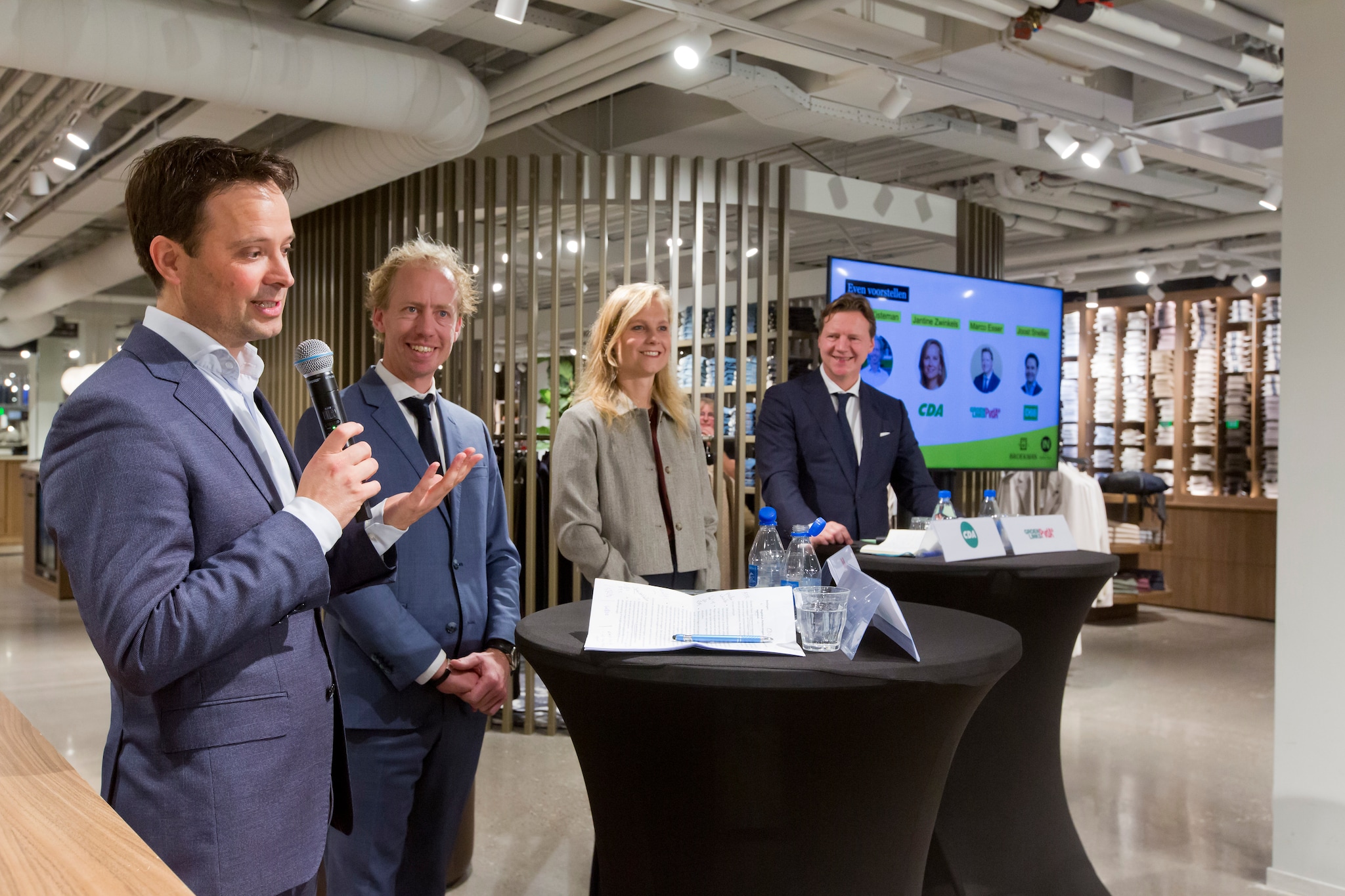 De vier politici tijdens het debat dat was georganiseerd door INretail: Van links naar rechts Joost Sneller (D66), Arend Kisteman (VVD), Jantine Zwinkels (CDA) en Marco Esser (GroenLinks-PvdA). Foto: Jeroen Poortvliet/INretail De vier politici tijdens het debat dat was georganiseerd door INretail: Van links naar rechts Joost Sneller (D66), Arend Kisteman (VVD), Jantine Zwinkels (CDA) en Marco Esser (GroenLinks-PvdA). Foto: Jeroen Poortvliet/INretail