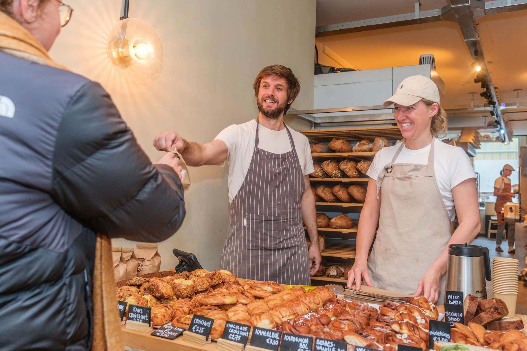 „Iedereen die bij de bakker komt is blij’’, zegt Henk (links). „Iedereen die bij de bakker komt is blij’’, zegt bakker Henk (links). Foto: Jelle Verhoeks