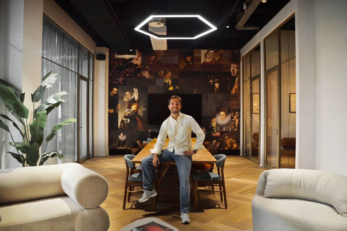 Riley van Loo in het kantoor van Olyx in Amsterdam, waar ONN lighting de verlichting heeft gerealiseerd. Foto: Lou Flór. Riley van Loo in het kantoor van Olyx in Amsterdam, waar ONN lighting de verlichting heeft gerealiseerd. Foto: Lou Flór.