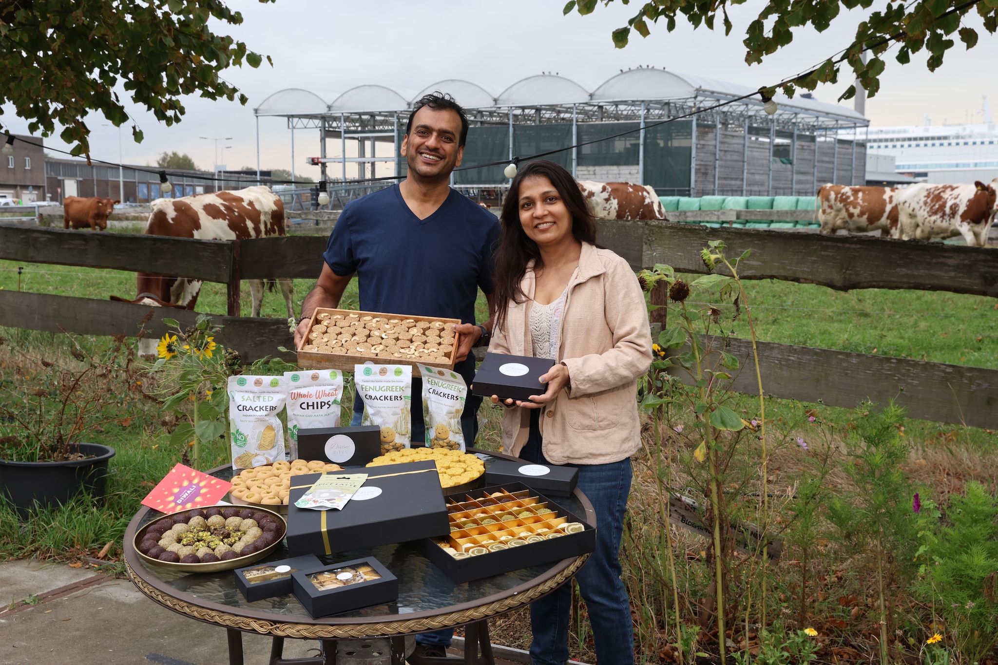 Maheep Gupta en zijn vrouw Ankita zijn eigenaar van Divine Bites in Schiedam.  Maheep Gupta en zijn vrouw Ankita zijn eigenaar van Divine Bites in Schiedam. Foto: Dennis Wisse