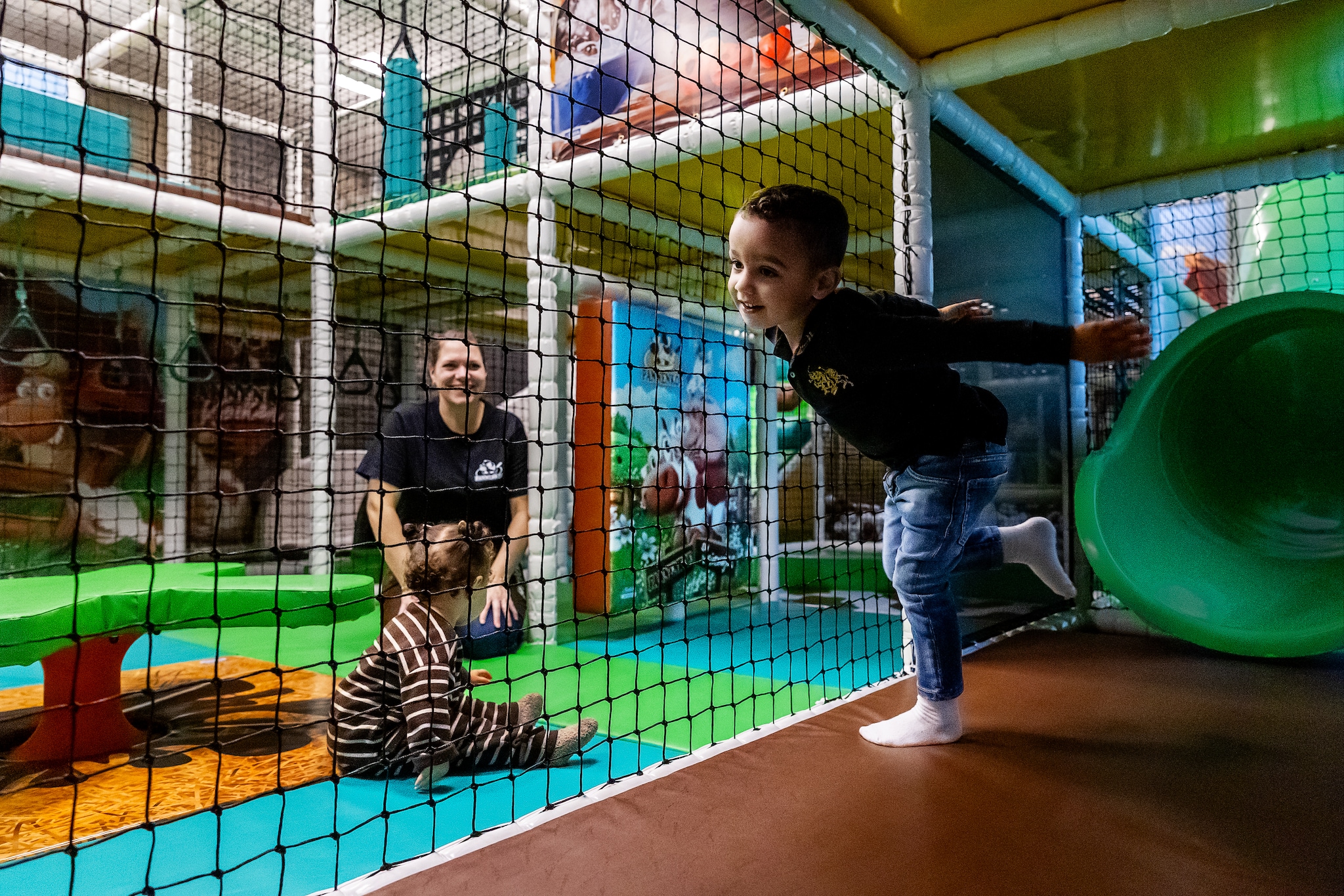De binnenspeeltuin van restaurant Pannenkoe in Nieuwegein met in het midden eigenaresse Ilse Roelofsen. De binnenspeeltuin van restaurant Pannenkoe in Nieuwegein met in het midden eigenaresse Ilse Roelofsen. Foto: Angeliek de Jonge