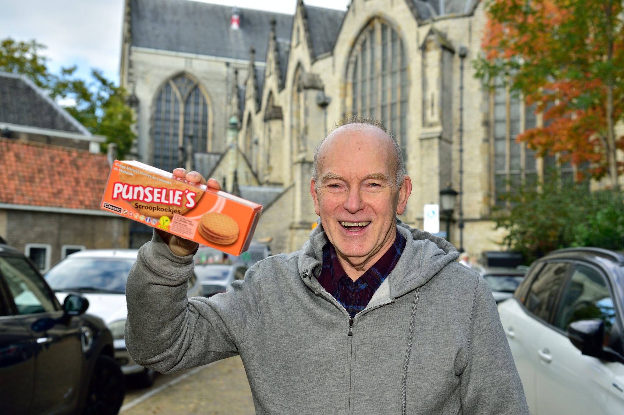 Ron Punselie met zijn bekende stroopkoekjes voor de Sint-Janskerk in Gouda. Foto: Pim Mul Ron Punselie met zijn bekende stroopkoekjes voor de Sint-Janskerk in Gouda. Foto: Pim Mul