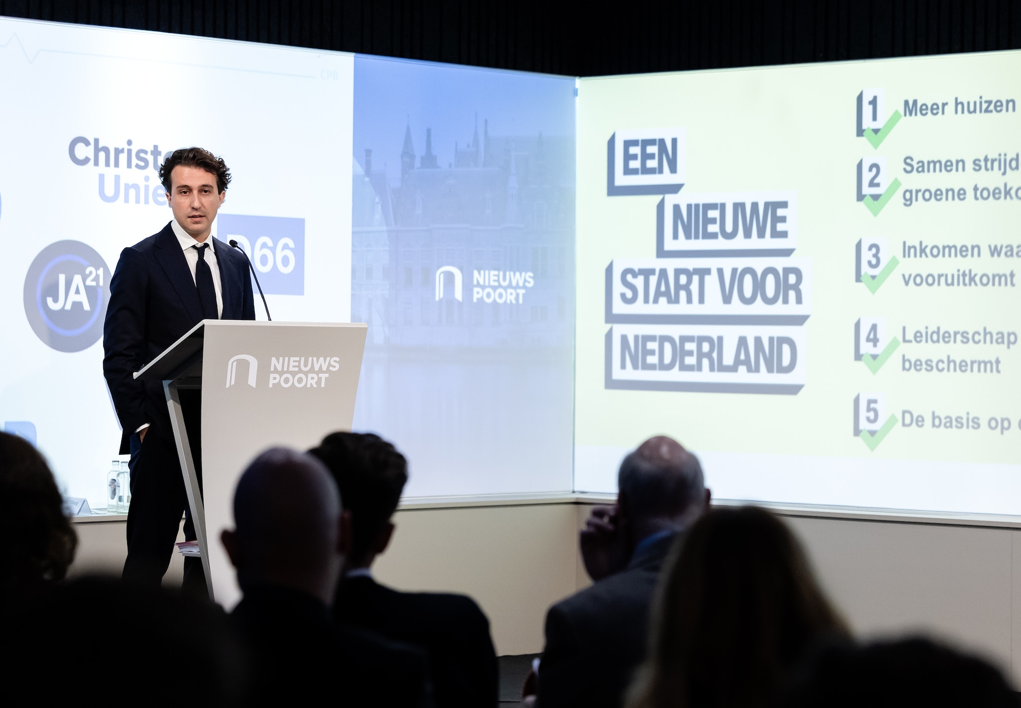 Jesse Klaver geeft een toelichting op de doorrekening het verkiezingsprogramma van GroenLinks-PvdA. Foto: ANP Remco de Waal  Jesse Klaver geeft een toelichting op de doorrekening het verkiezingsprogramma van GroenLinks-PvdA. Foto: ANP/ Remco de Waal
