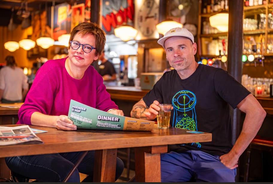 Haagse horeca zet stap naar duurzaam: van warme kussens tot eigen appelsap. Duurzaamheidsadviseur Inge Helder in gesprek met Marco Bijsterbos, horeca ondernemer van de Grote Markt Groep. Fotograaf: Worcflow