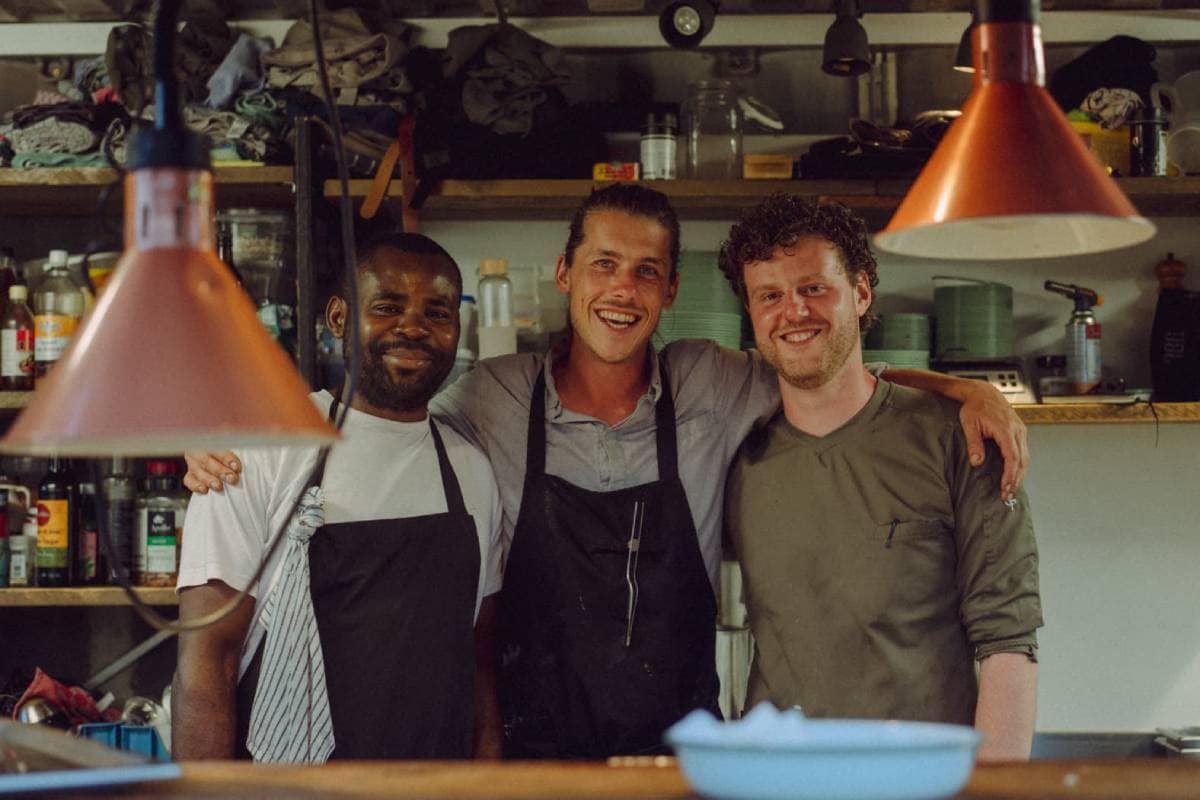 Chef-kok Sam van Berkel (midden), oprichter van restaurant Bohiem. Foto: eigen beeld Chef-kok Sam van Berkel (midden), oprichter van restaurant Bohiem. Foto: eigen beeld