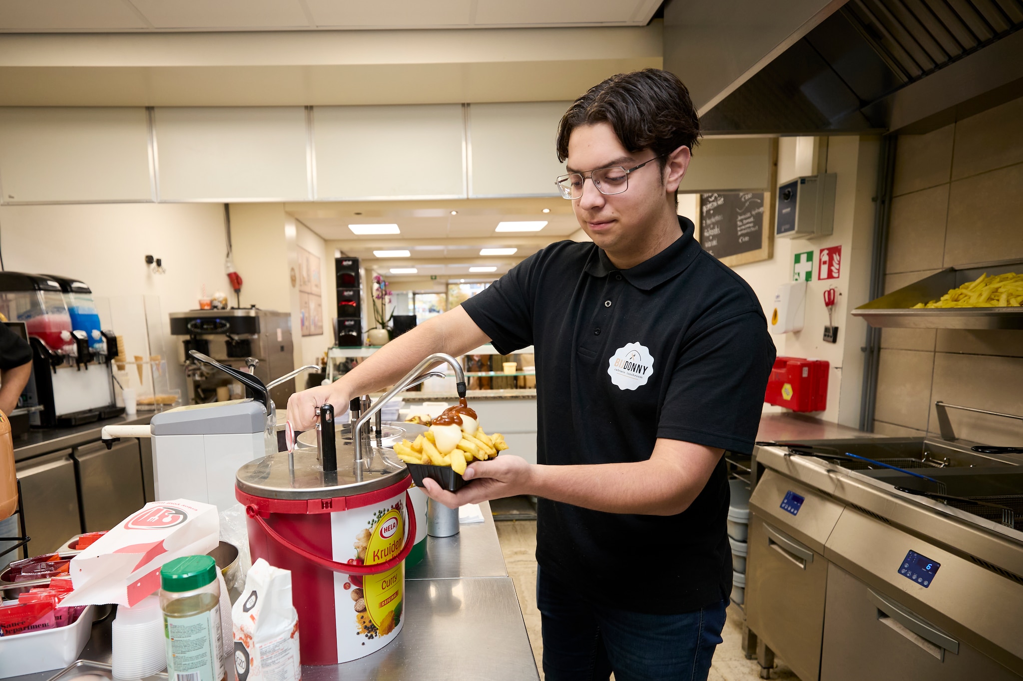 Donny aan het werk in zijn eigen snackbar. Donny aan het werk in zijn eigen snackbar. Foto: Thijn Vorstenbosch/DCI Media