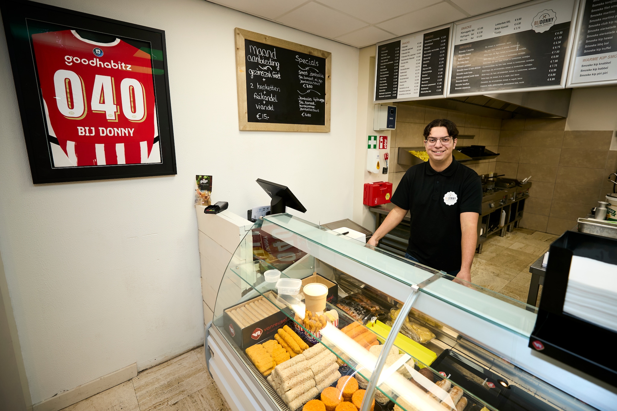 De 16-jarige Donny Wartenbergh runt een eigen cafetaria. De 16-jarige Donny Wartenbergh runt een eigen cafetaria. Foto: Thijn Vorstenbosch/DCI Media