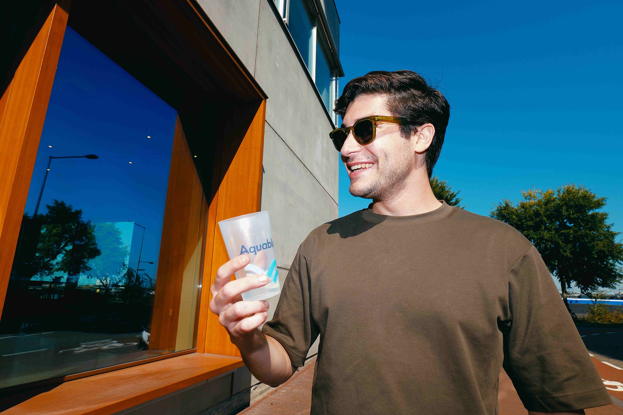 Aquablu en Charlies starten een samenwerking. Sander de Jonge (Aquablu); ‘Het voelt gewoon logisch: twee merken uit Nederland die allebei willen dat mensen beter en meer drinken, slaan de handen ineen’
