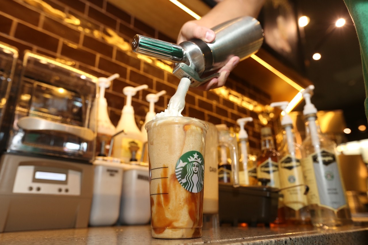 Starbucks gaat AI inzetten, met koffie met slagroom blijft ook mensenwerk. Starbucks gaat AI inzetten, maar koffie met slagroom blijft ook mensenwerk. Foto: Shutterstock