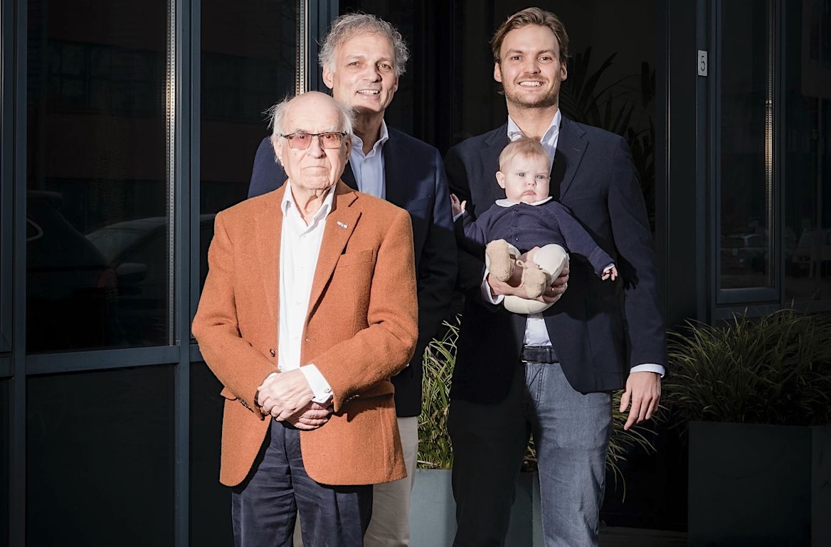 Als zesde generatie staat Roderik Zwartz (rechts) nu aan het roer van het 190 jaar oude Zwartz Textiel. Zwartz Textiel | Als zesde generatie staat Roderik Zwartz (rechts) nu aan het roer van het 190 jaar oude Zwartz Textiel.