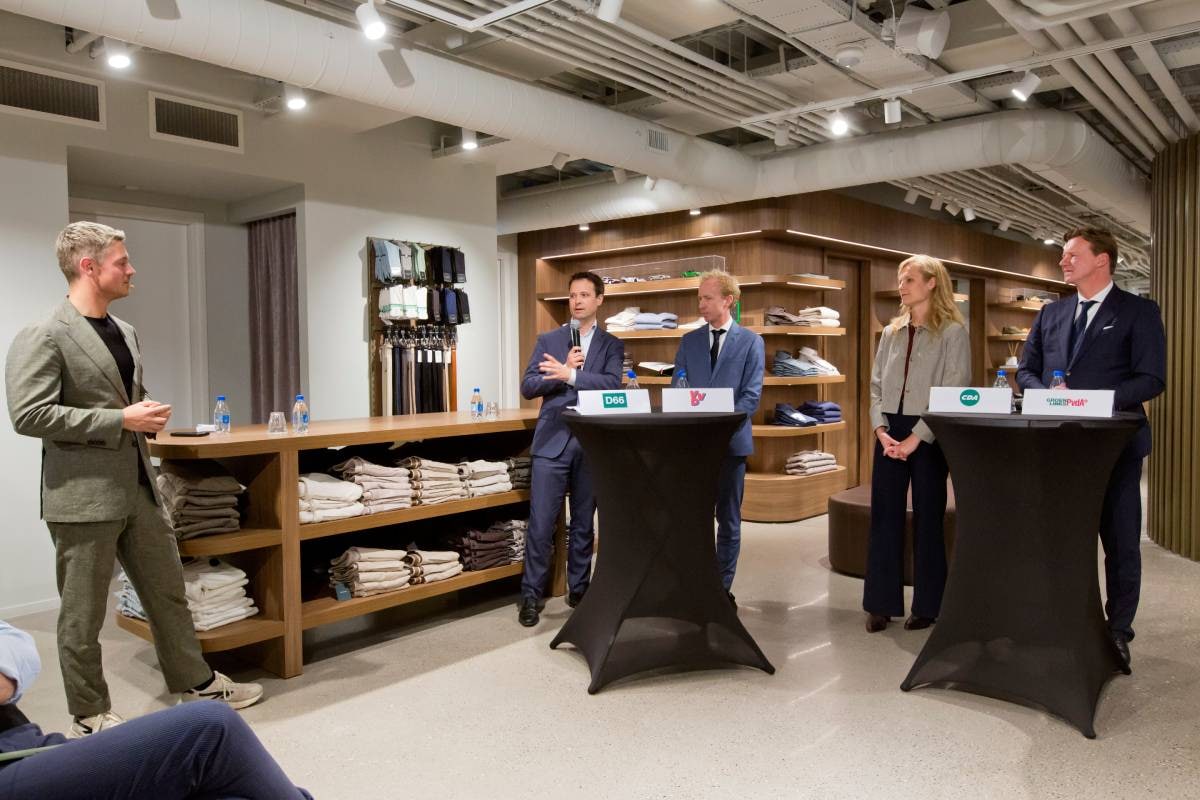 Joost Sneller (D66), Arend Kisteman (VVD), Jantine Zwinkels (CDA) en Marco Esser (GroenLinks-PvdA) bij INretail-debat. Foto: Jeroen Poortvliet/INretail Joost Sneller (D66), Arend Kisteman (VVD), Jantine Zwinkels (CDA) en Marco Esser (GroenLinks-PvdA) bij INretail-debat. Foto: Jeroen Poortvliet/INretail