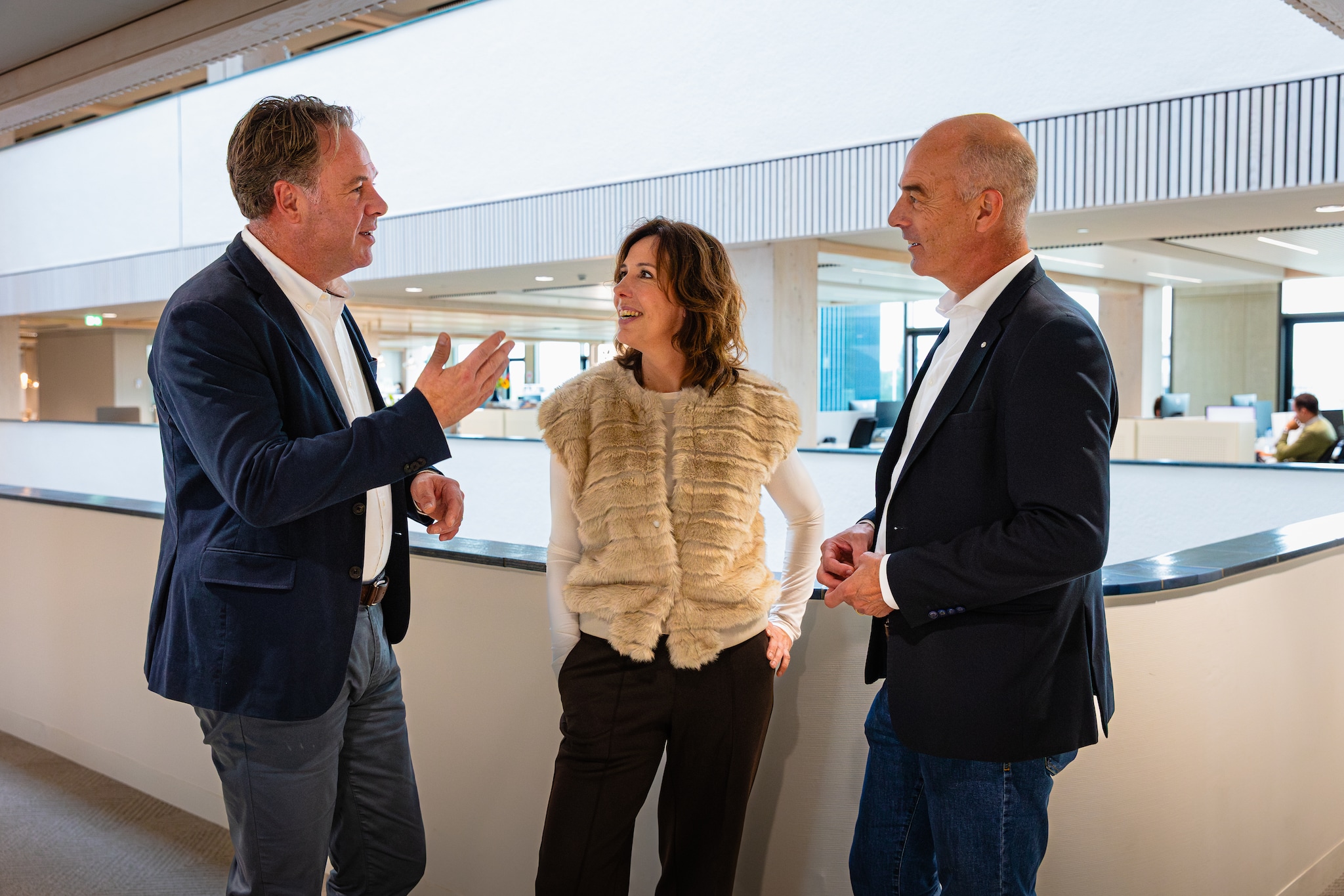 Barry Husman, Sandra Bosma en Stephan van der Eijnden (PostNL). Hessel Versteeg