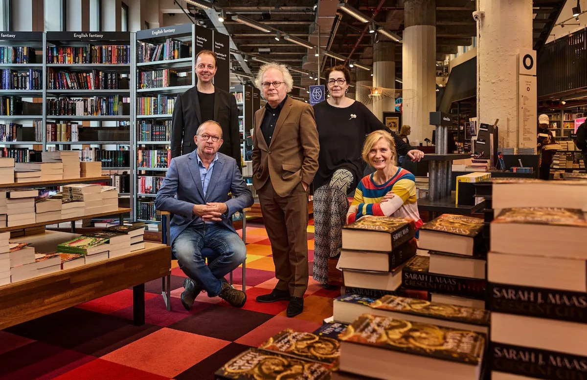 De vijf boekverkopers die de Rotterdamse boekhandel Donner in 2014 met vele fans van de ondergang redden. In het middel Leo van de Wetering. De vijf boekverkopers die de Rotterdamse boekhandel Donner in 2014 met vele fans van de ondergang redden. In het middel Leo van de Wetering. Foto: Jan de Groen/AD