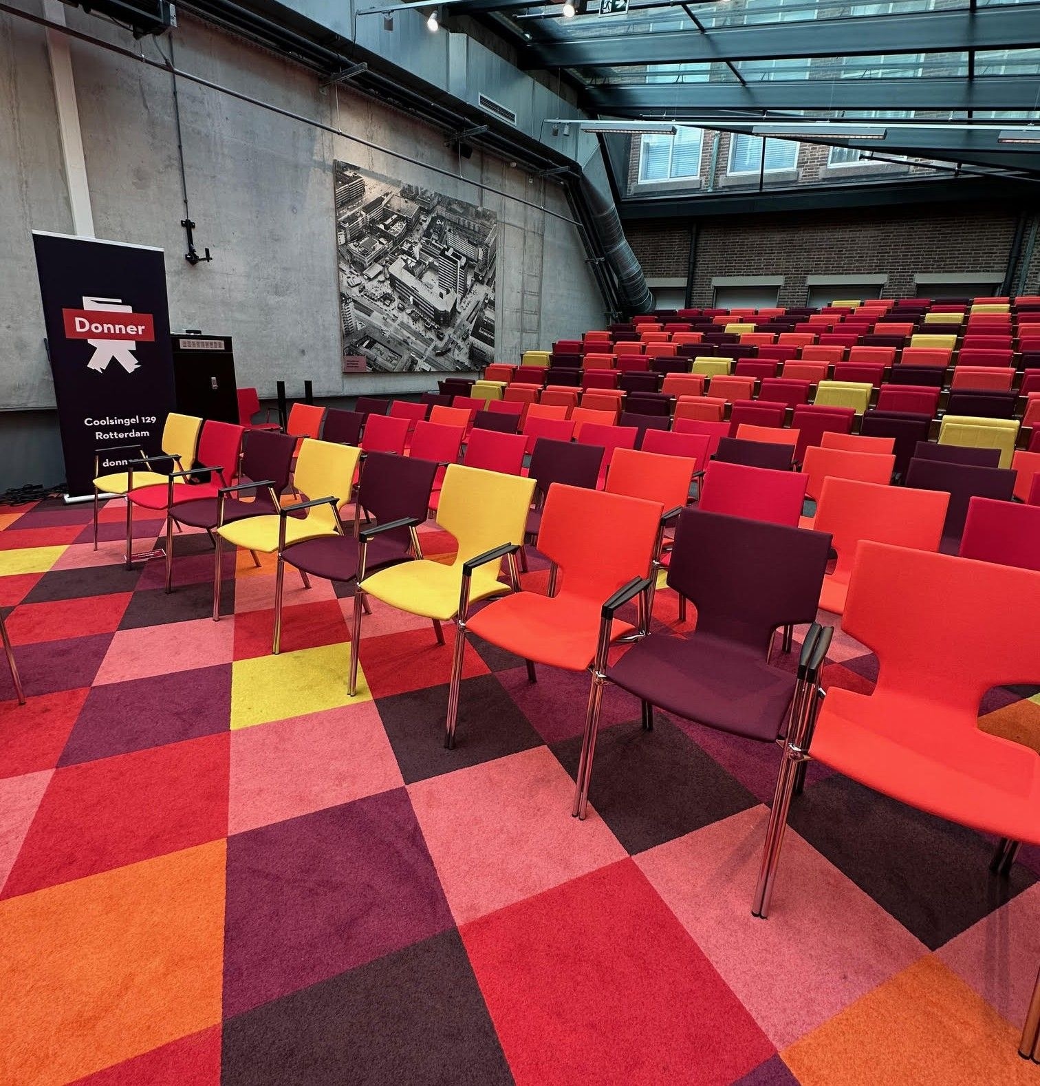 De stoelen in het inpandige theater van boekhandel Donner. De stoelen in het inpandige theater van boekhandel Donner. Eigen foto