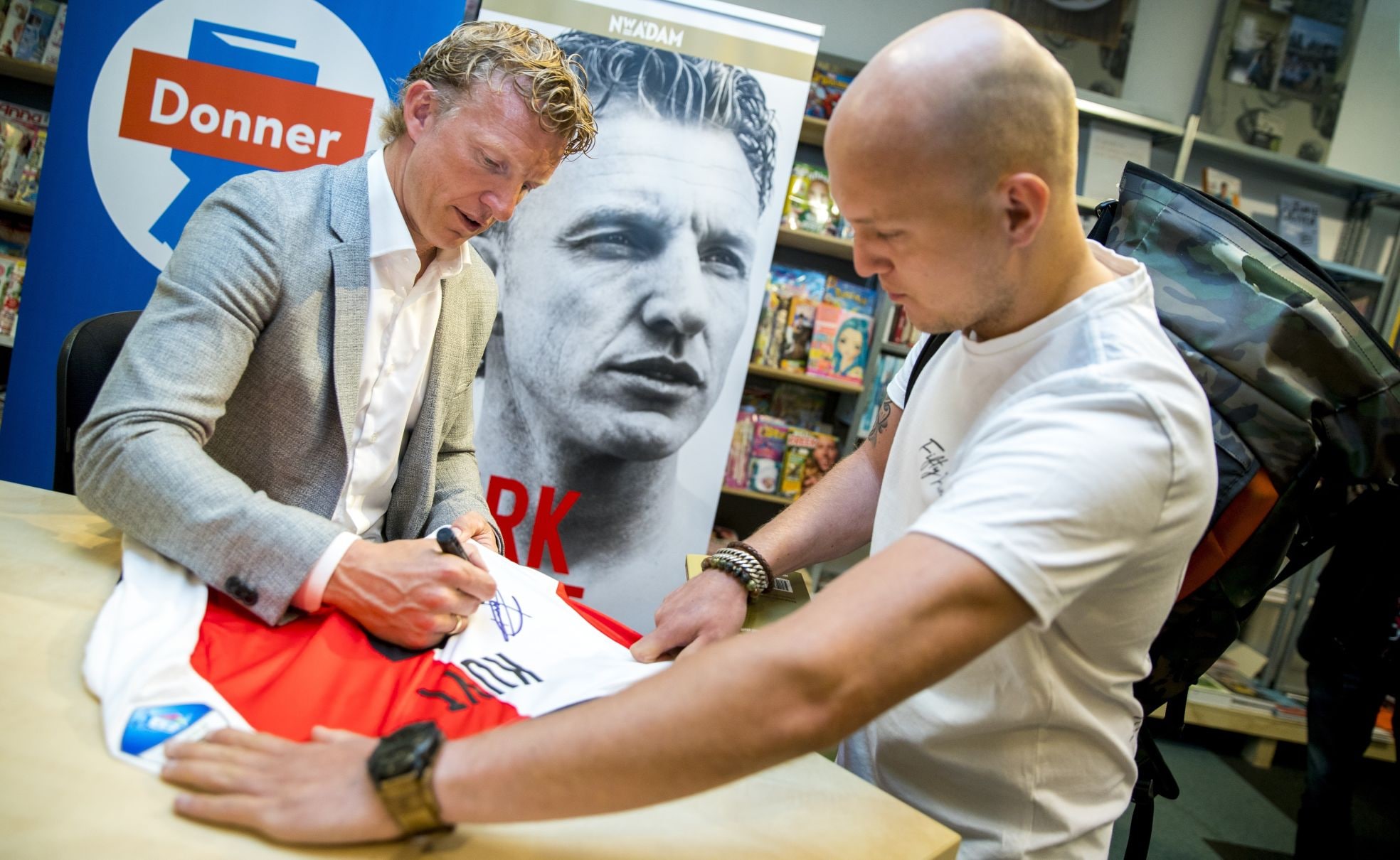 Op archiefbeeld: Dirk Kuijt signeert in boekhandel Donner. Op archiefbeeld: Dirk Kuijt signeert in boekhandel Donner. ANP