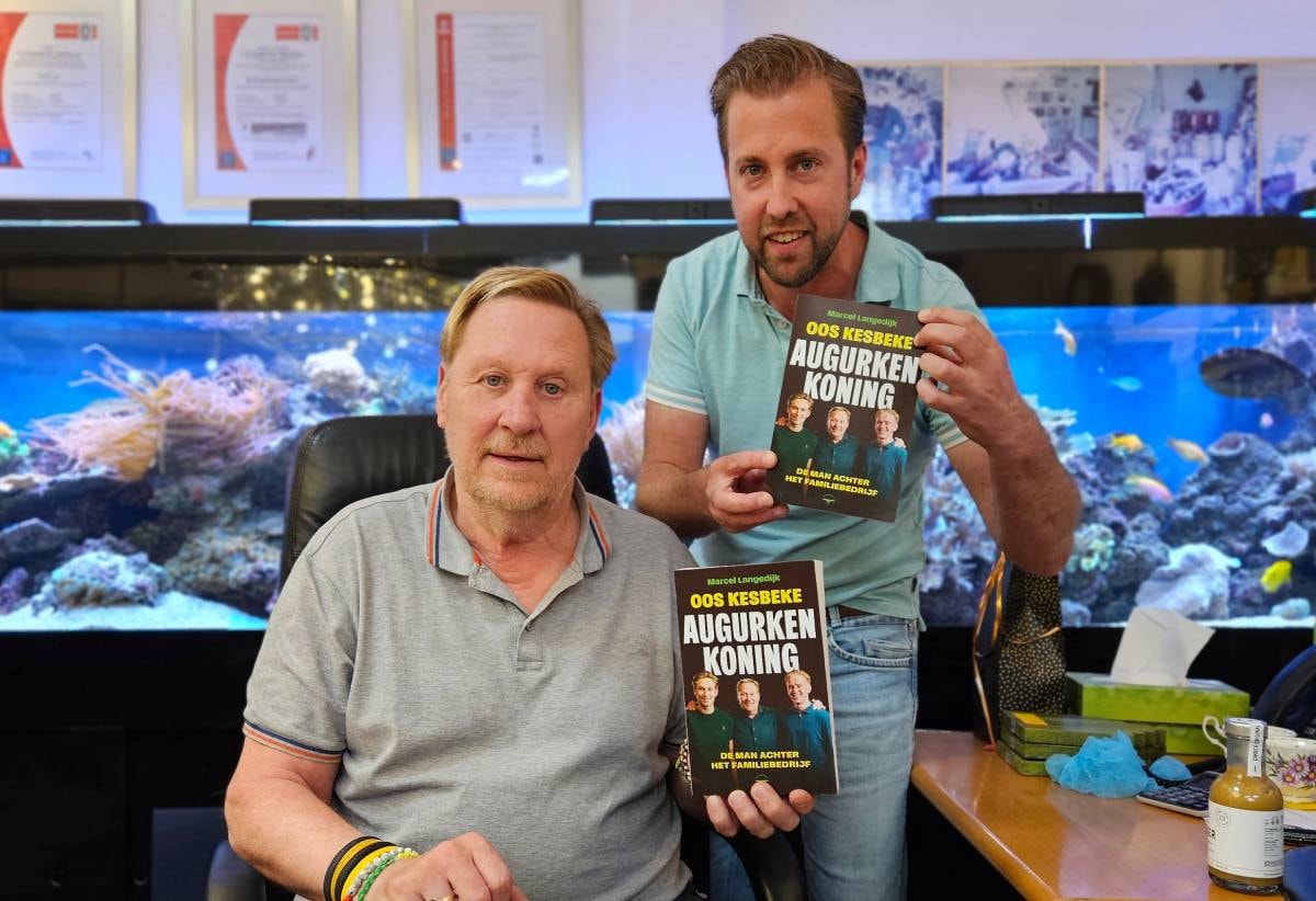 Oos Kesbeke en Joris Koek, eigenaar van boekhandel Veenerick in Roelofarendsveen. Foto: eigen beeld Oos Kesbeke en Joris Koek, eigenaar van boekhandel Veenerick in Roelofarendsveen. Foto: eigen beeld