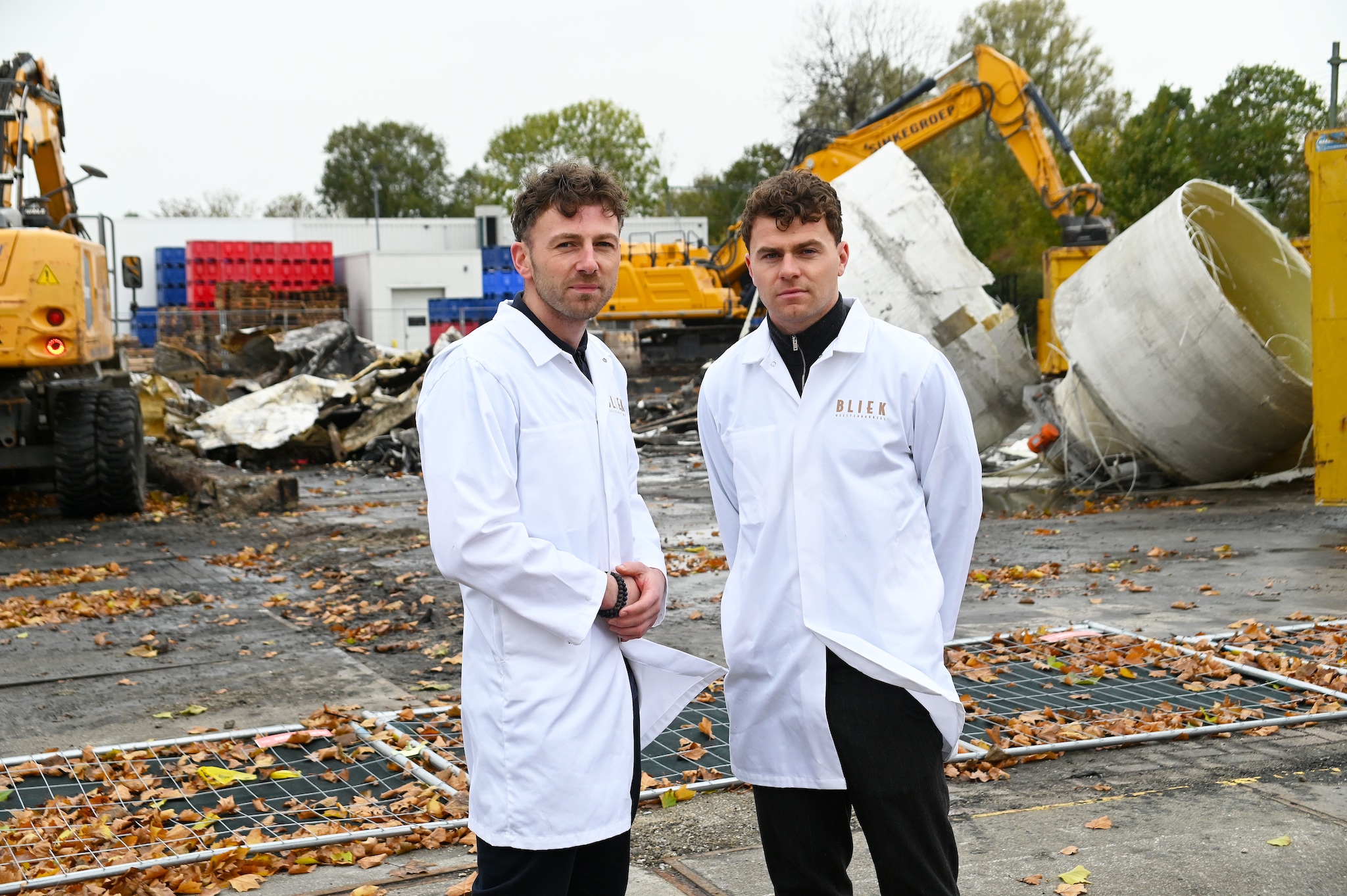 Patrizio (links) en Julius Bliek bij hun afgebrande bakkerij. Slopersbedrijf Sinke heeft net bijna alle puinresten weggehaald. Patrizio (links) en Julius Bliek bij hun afgebrande bakkerij. Slopersbedrijf Sinke heeft net bijna alle puinresten weggehaald. Foto: Lex de Meester