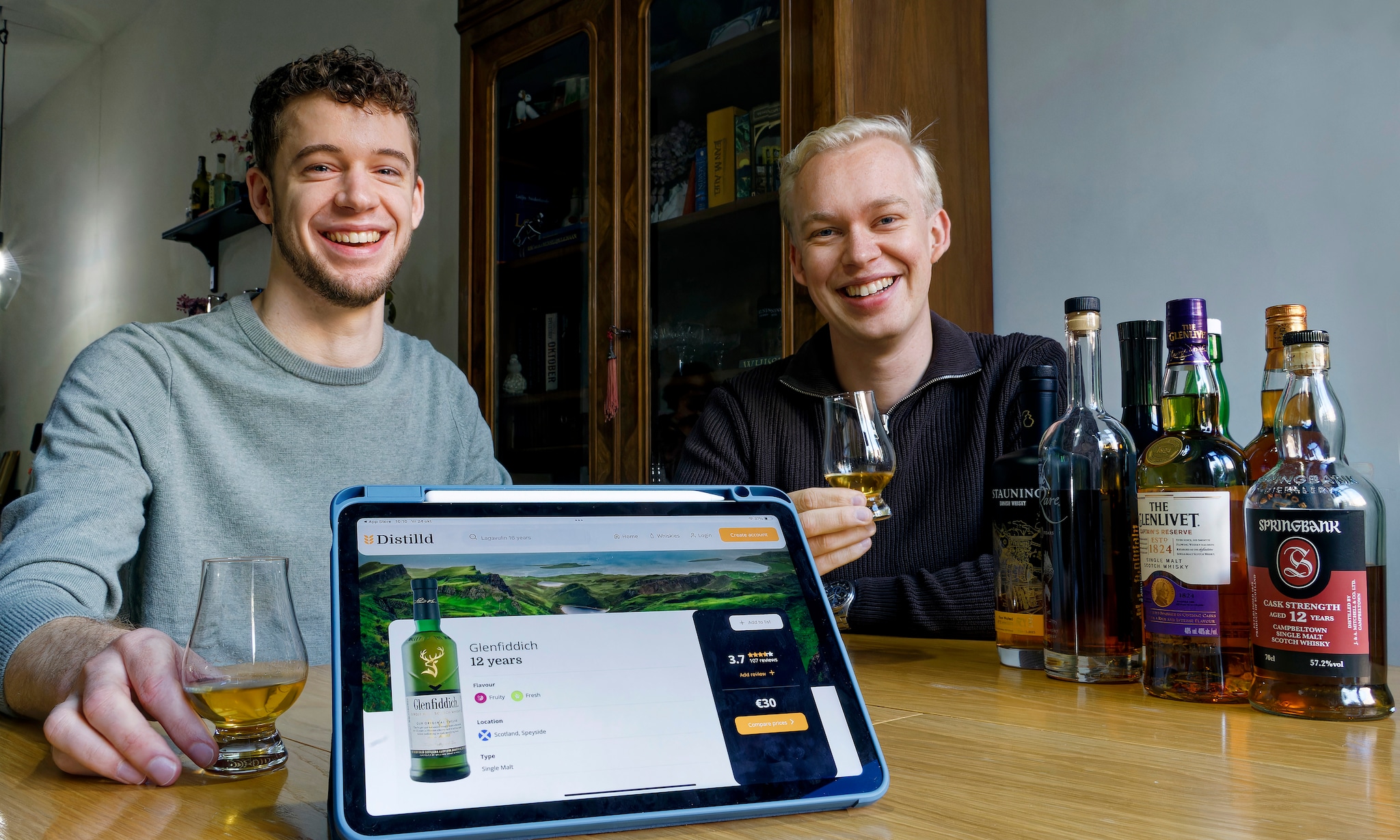 Martijn Fleurkens (links) en Jente Penterman maakten de app ‘Distilld’ over whisky. Martijn Fleurkens (links) en Jente Penterman maakten de app ‘Distilld’ over whisky. Foto: Jan Zandee
