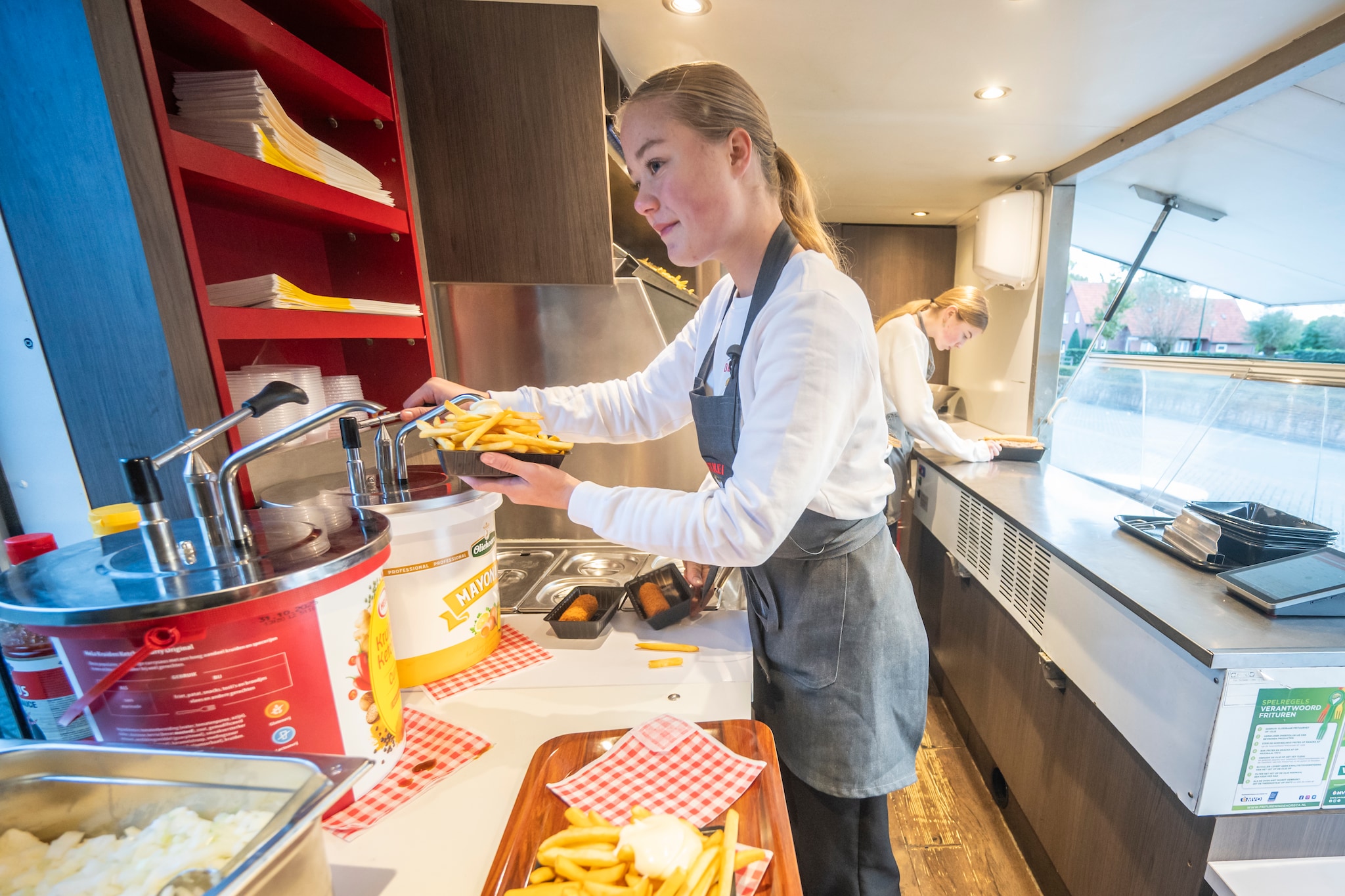 Jasmijn werd zondag 16 en het was drukker dan ooit bij haar snackkar. Foto: Arjan Broekmans Jasmijn werd zondag 16 en het was drukker dan ooit bij haar snackkar. Foto: Arjan Broekmans