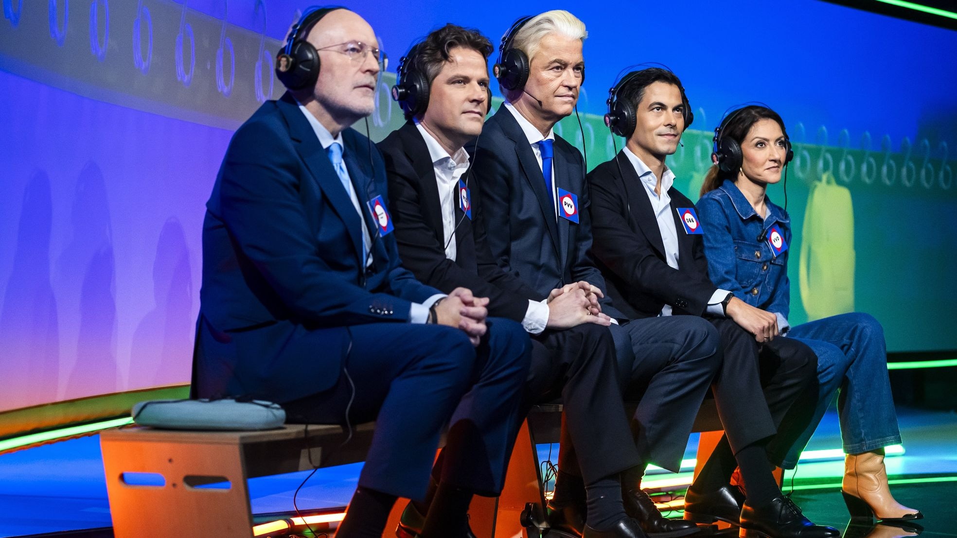 Frans Timmermans (GroenLinks-PvdA), Henri Bontenbal (CDA), Geert Wilders (PVV), Rob Jetten (D66) en Dilan Yesilgoz (VVD) zitten op een schoolbankje tijdens het NOS Jeugdjournaaldebat. Frans Timmermans (GroenLinks-PvdA), Henri Bontenbal (CDA), Geert Wilders (PVV), Rob Jetten (D66) en Dilan Yesilgoz (VVD) zitten op een schoolbankje tijdens het NOS Jeugdjournaaldebat. Foto: ANP