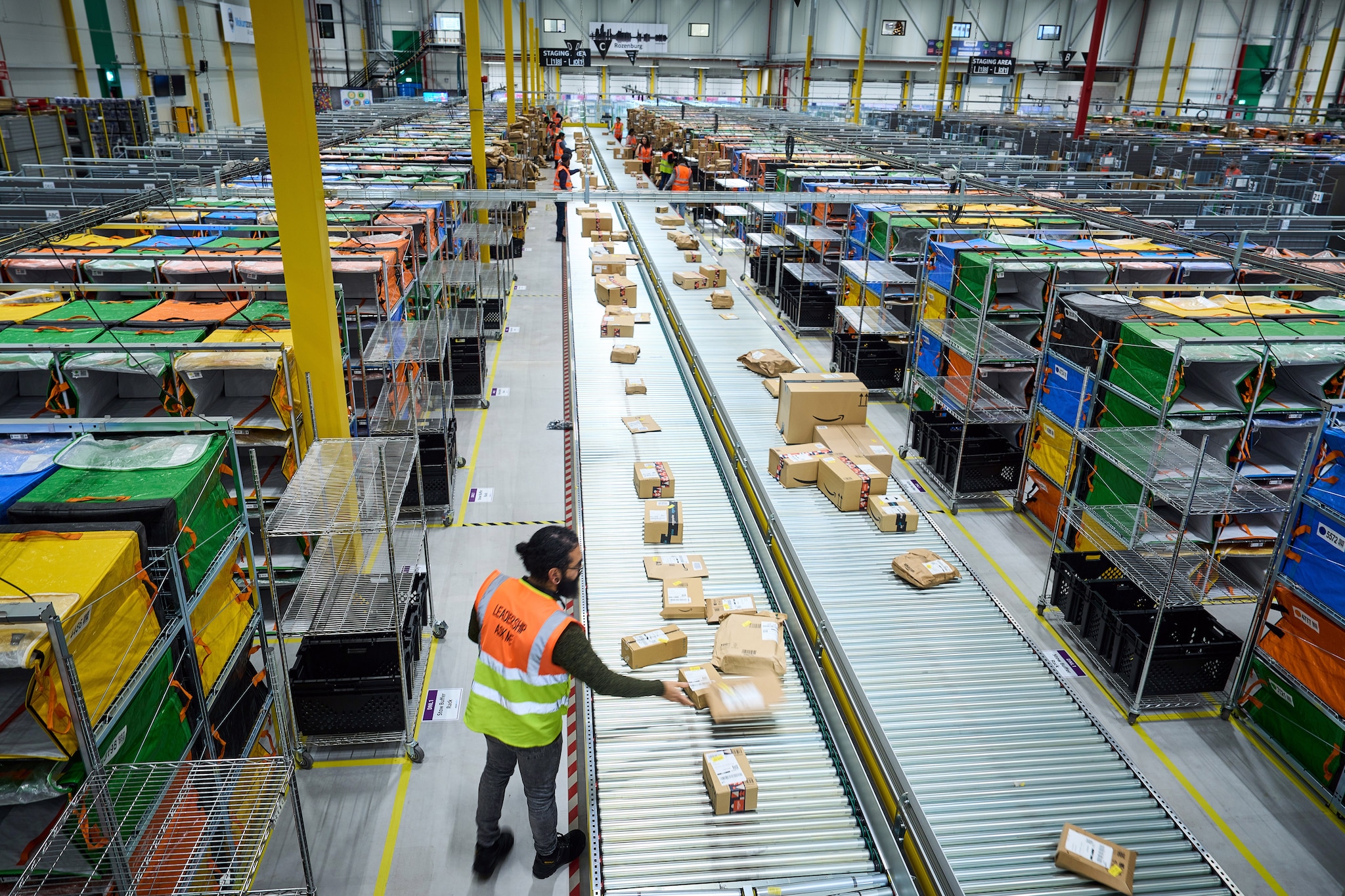 Drukte op de werkvloer van Amazon. Foto: ANP  Drukte op de werkvloer van Amazon. Foto: ANP