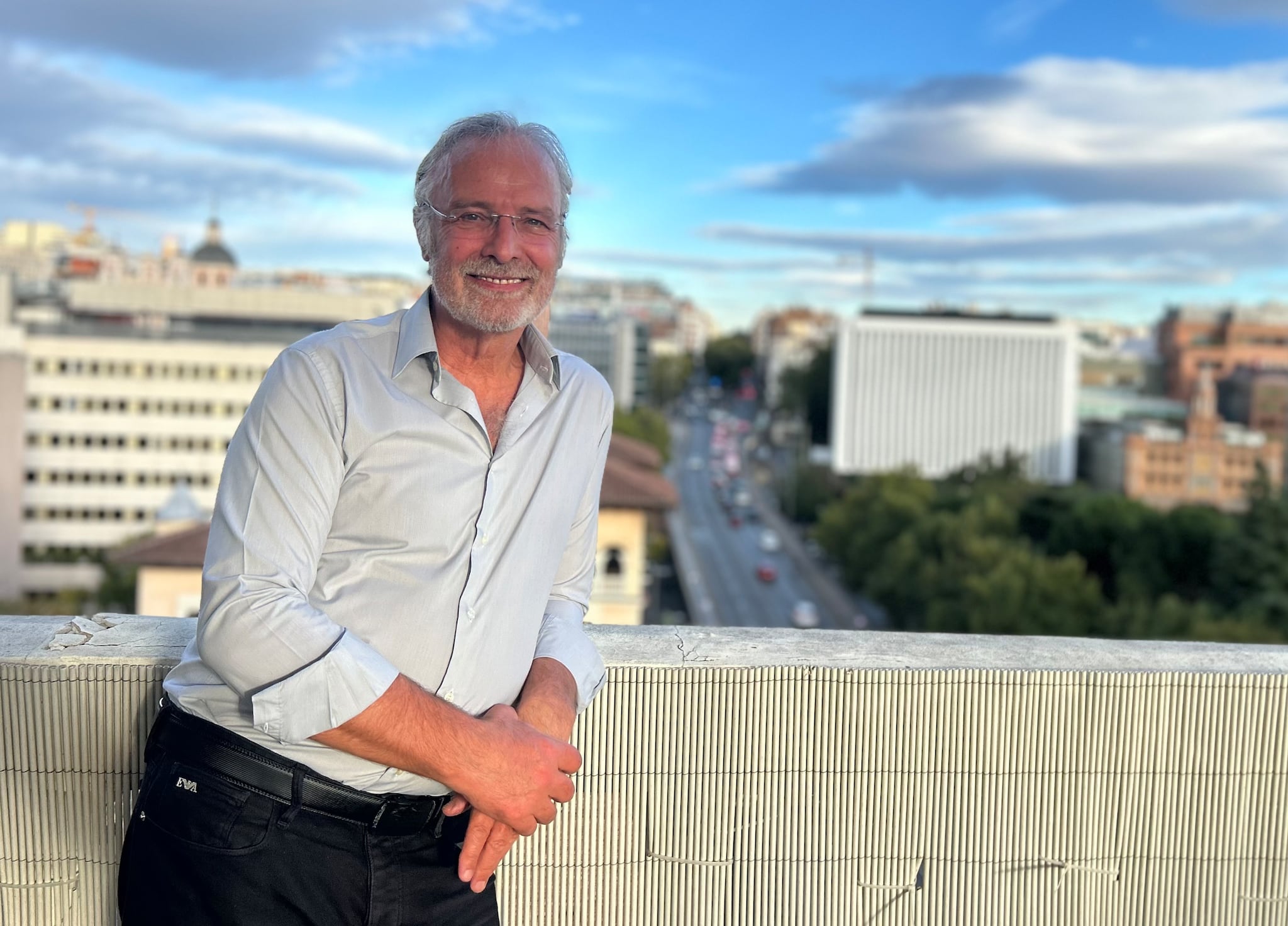 René de Jong op het balkon van zijn huis in Madrid. René de Jong op het balkon van zijn huis in Madrid. Foto: BD