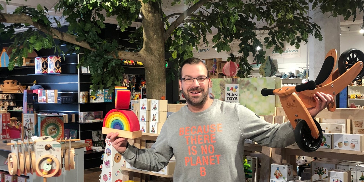Mark Ligteringen in een van zijn speelgoedwinkels. Foto: eigen beeld Mark Ligteringen in een van zijn speelgoedwinkels. Foto: eigen beeld