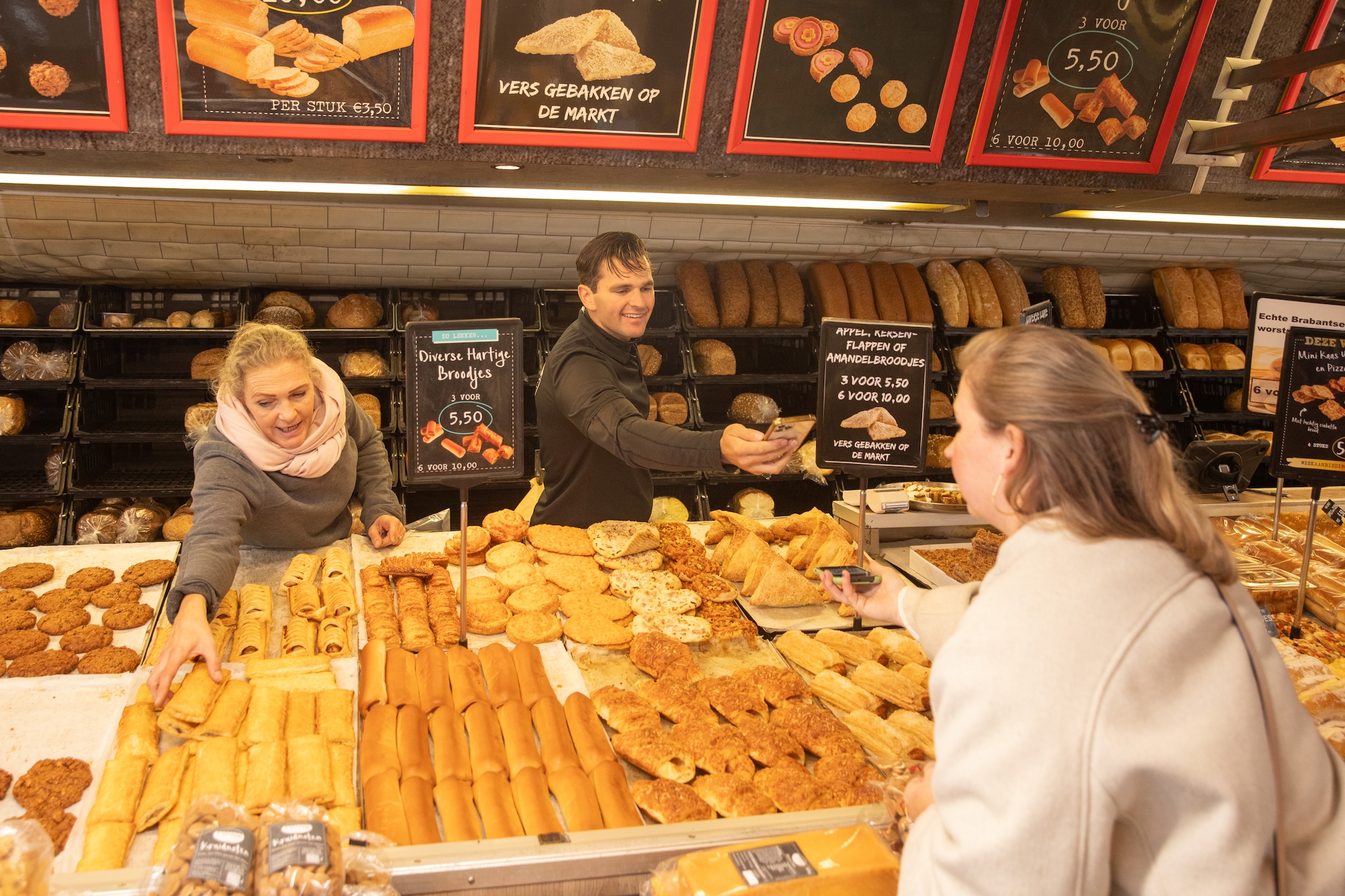 Julio Beukers in zijn kraam. Julio Beukers in zijn kraam. Foto: Caspar Huurdeman
