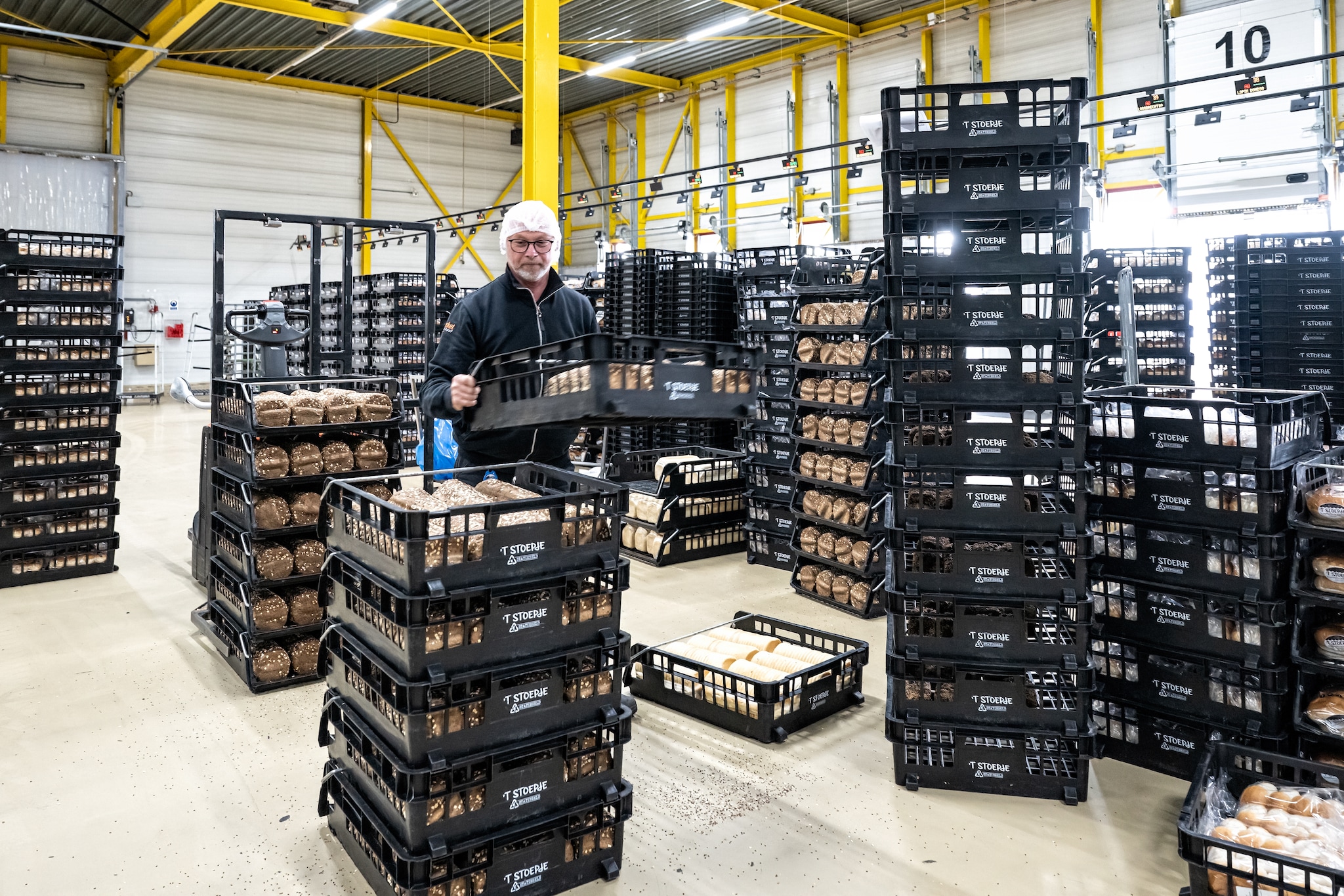 In het distributiecentrum worden de orders klaargezet. In het distributiecentrum worden de orders klaargezet. Foto: Nico Brons