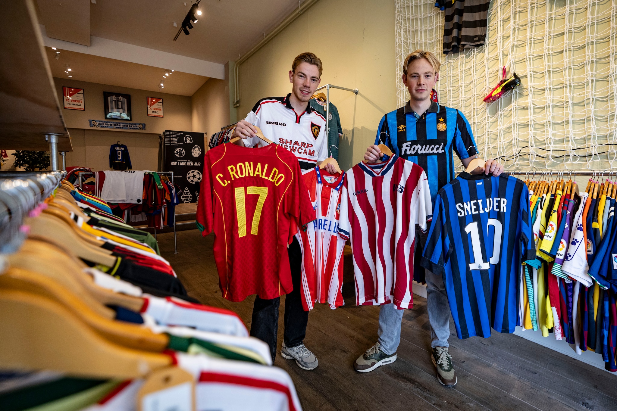 Broers Jasper (links) en Jeroen Slot in De Voetbaltempel. Foto: Robin Hilberink Broers Jasper (links) en Jeroen Slot in De Voetbaltempel. Foto: Robin Hilberink