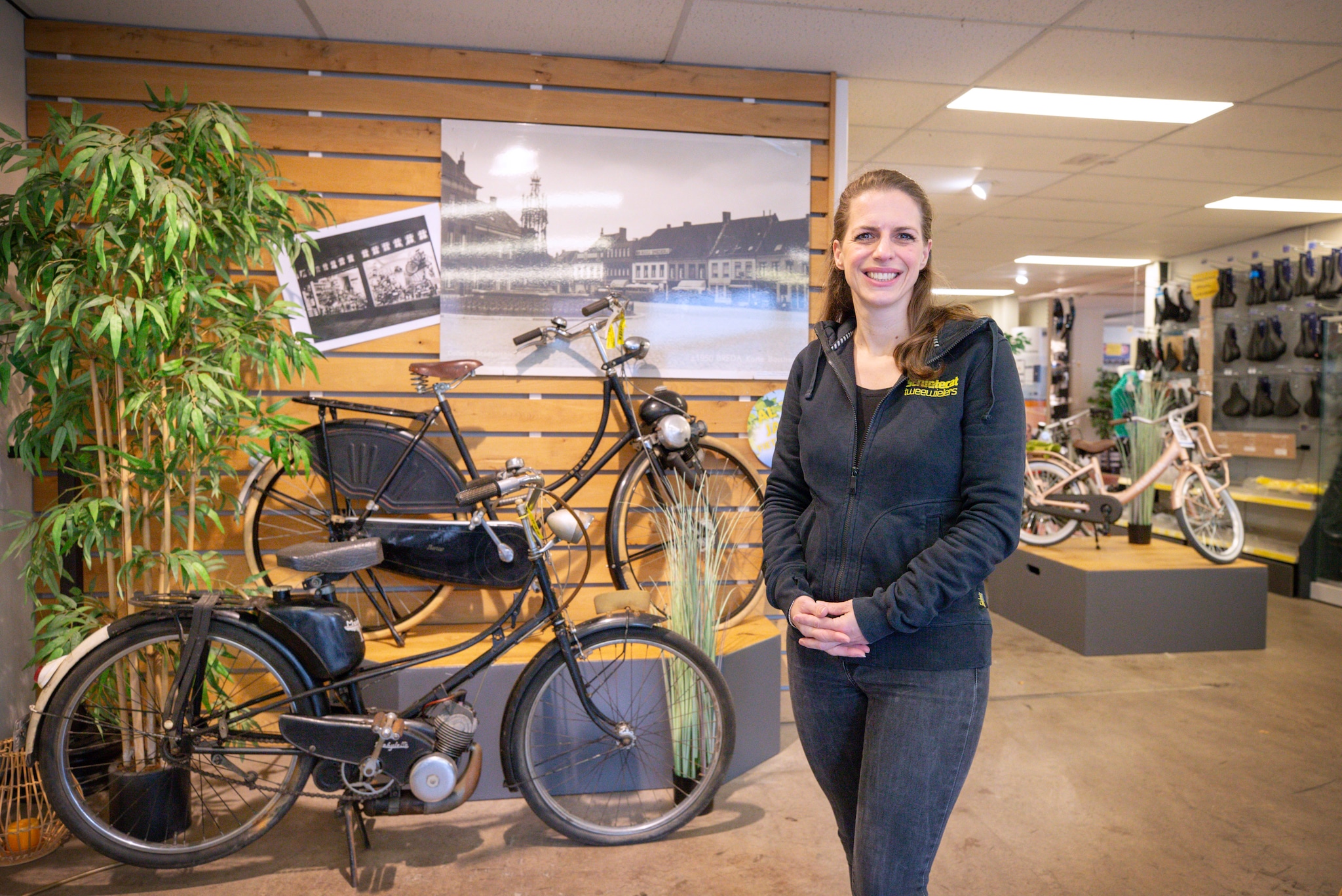 Mayke Schietecat in de gelijknamige fietsenzaak. Foto: Joyce van Belkom/Pix4Profs Mayke Schietecat in de gelijknamige fietsenzaak. Foto: Joyce van Belkom/Pix4Profs
