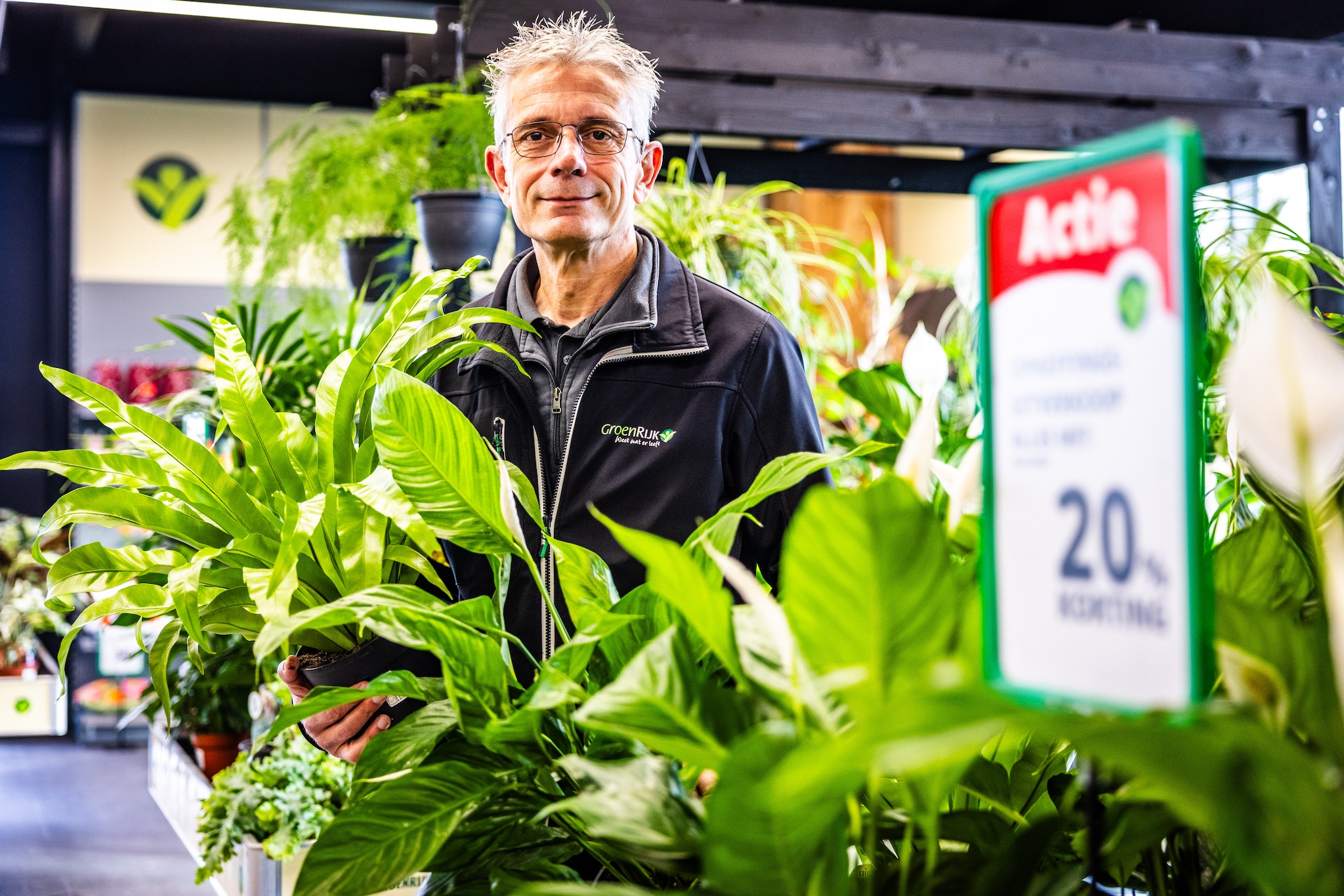 Patrick bij een opheffingsbordje in zijn GroenRijk. Foto: Jeffrey Groeneweg Patrick bij een opheffingsbordje in zijn GroenRijk. Foto: Jeffrey Groeneweg