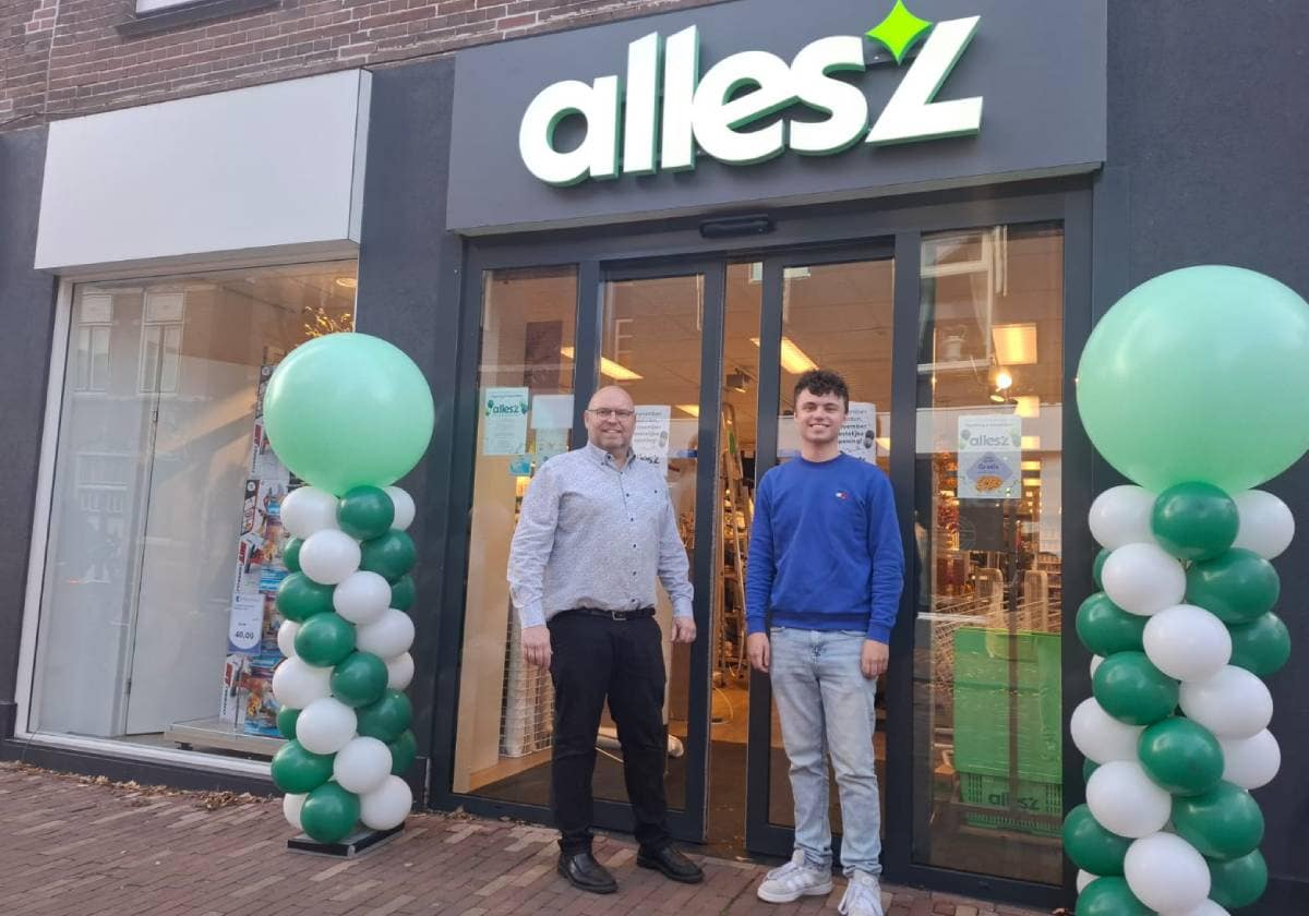 André van Leeuwen en Floris van Leeuwen voor hun Allesz-winkel in Bodegraven. Foto: eigen beeld. André van Leeuwen en Floris van Leeuwen voor hun Allesz-winkel in Bodegraven. Foto: eigen beeld.