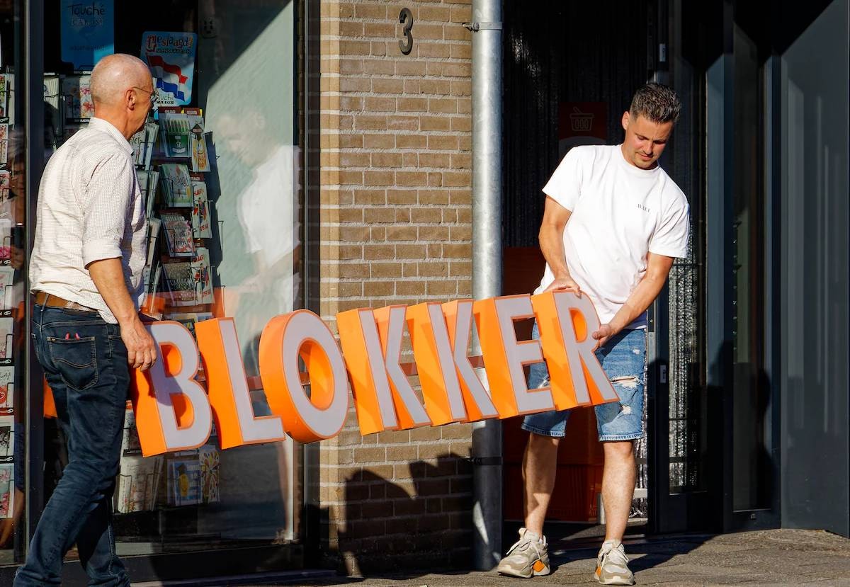 Oude Blokker-letters die verwijderd worden. Foto: AD/Jan Zandee Oude Blokker-letters die verwijderd worden. Foto: AD/Jan Zandee