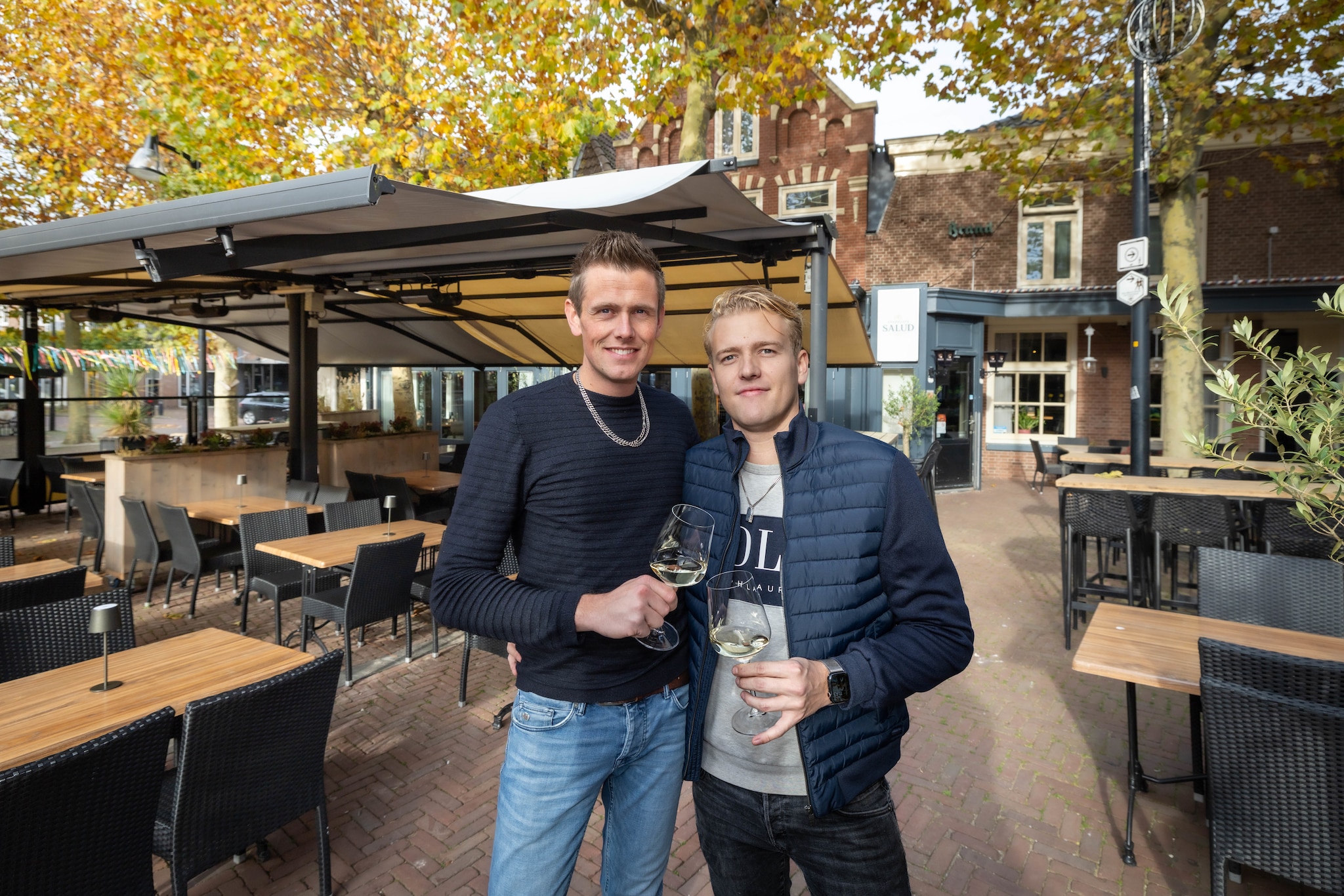 Tom Dekker en Bastian Tuinstra beginnen samen Grand Café Salud. Foto: Wilbert Bijzitter  Tom Dekker en Bastian Tuinstra beginnen samen Grand Café Salud. Foto: Wilbert Bijzitter