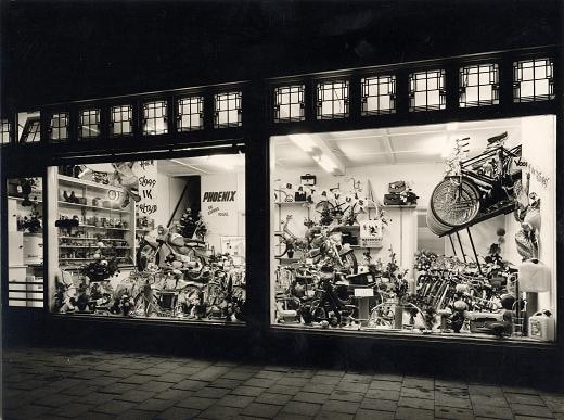 Vitrine van de fietsenwinkel Schietecat in Breda (1960). Foto: Schietecat Tweewielers Vitrine van de fietsenwinkel Schietecat in Breda (1960). Foto: Schietecat Tweewielers