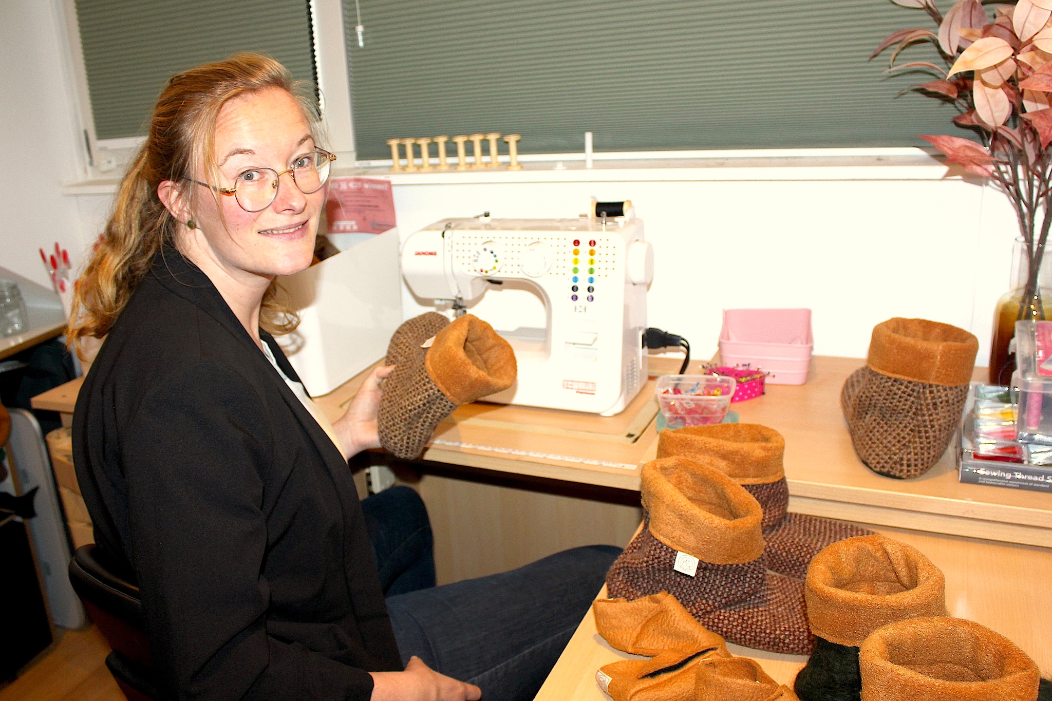 Hadewich de Jong van Op Sloffen in haar atelier. Hadewich de Jong van Op Sloffen in haar atelier. Foto: Morvenna Goudkade