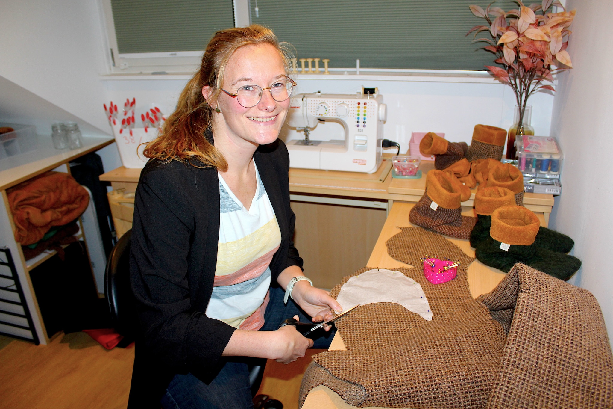 Hadewich de Jong maakt sloffen, hier in haar atelier. Hadewich de Jong maakt sloffen, hier in haar atelier. Foto: Morvenna Goudkade