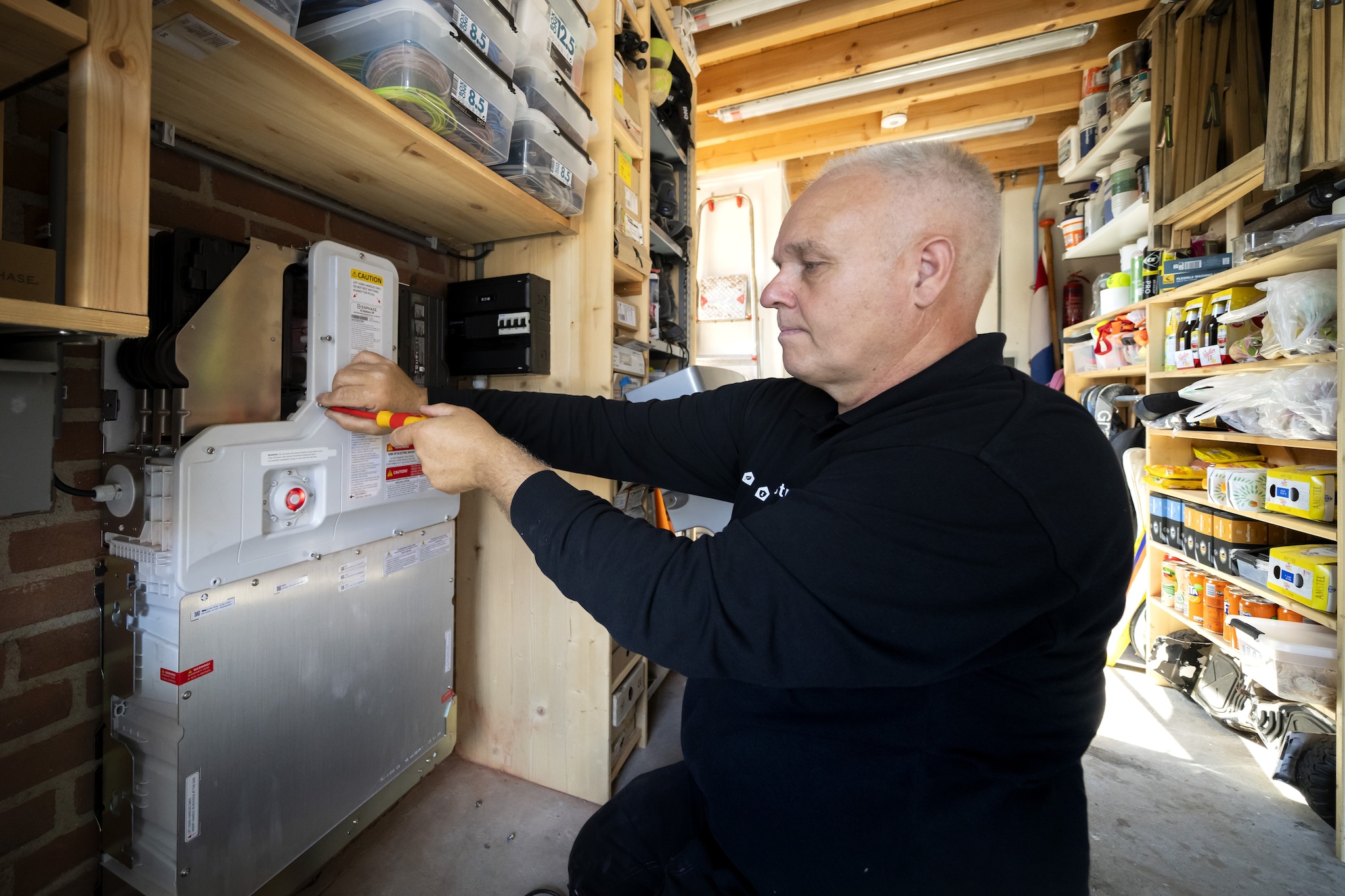 Een thuisbatterij wordt geïnstalleerd in een woning. Foto: ANP Een thuisbatterij wordt geïnstalleerd in een woning. Foto: ANP