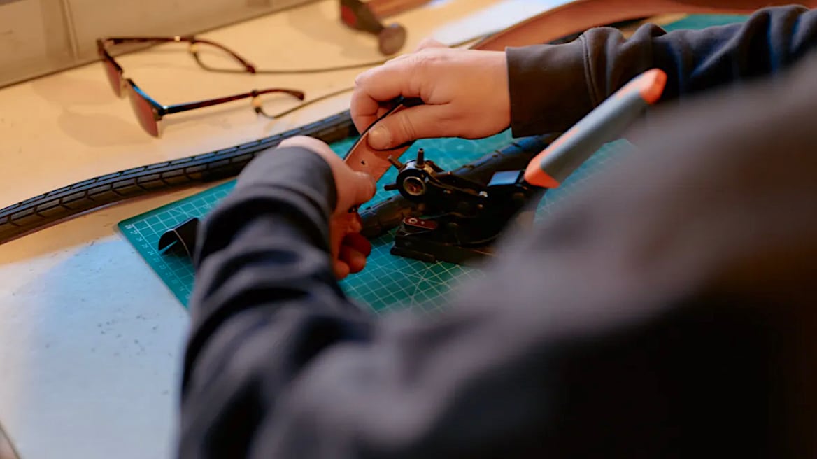 Een riem van een oude fietsband, een lamp van een versleten frame: bij Roestug krijgt afval een tweede leven. Roestag | Een riem van een oude fietsband, een lamp van een versleten frame: bij Roestug krijgt afval een tweede leven