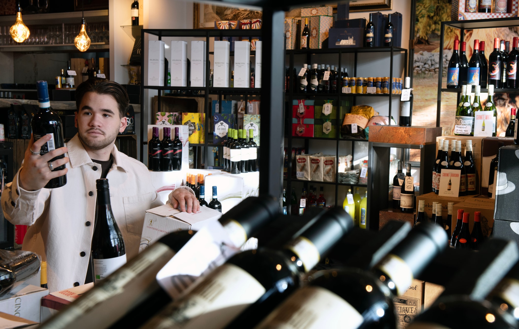 Jazz de Koning (21) heeft een eigen pop-up wijnwinkel in IJsselstein. Jazz de Koning (21) heeft een eigen pop-up wijnwinkel in IJsselstein. Foto: William Hoogteyling