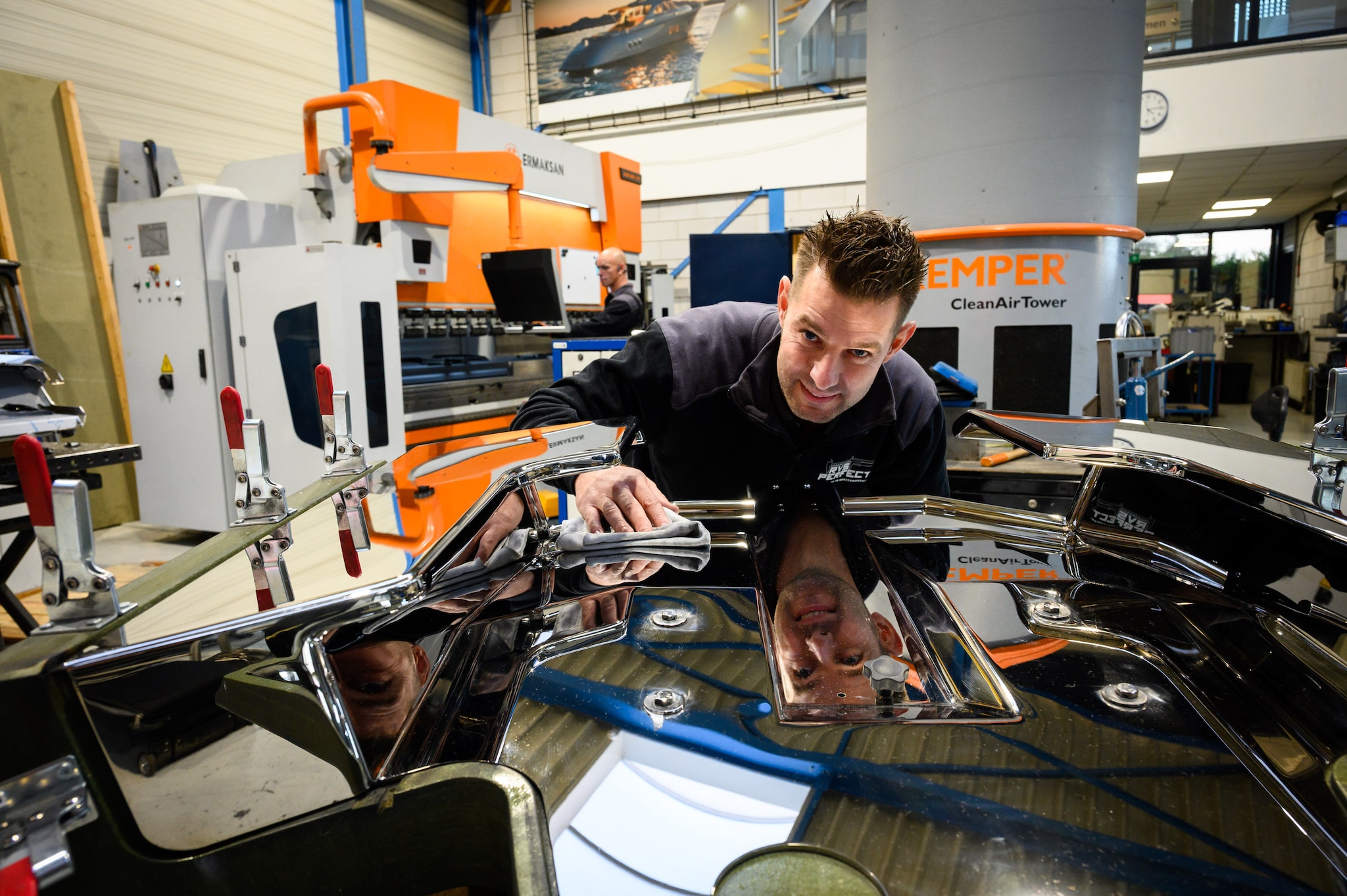 Nog even poetsen en dan is het rvs strak en glimmend: zo ziet ondernemer Rainier Klijn het het liefst. Foto: Richard van Hoek Fotografie Nog even poetsen en dan is het rvs strak en glimmend: zo ziet ondernemer Rainier Klijn het het liefst. Foto: Richard van Hoek Fotografie
