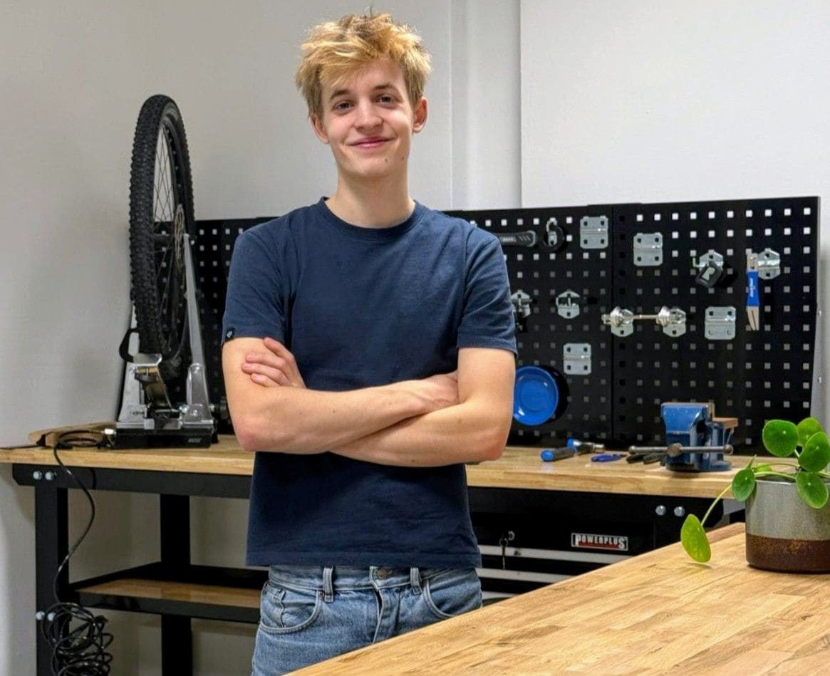 Mas Mulder in zijn fietsenzaak. Mas Mulder in zijn fietsenzaak. Eigen foto