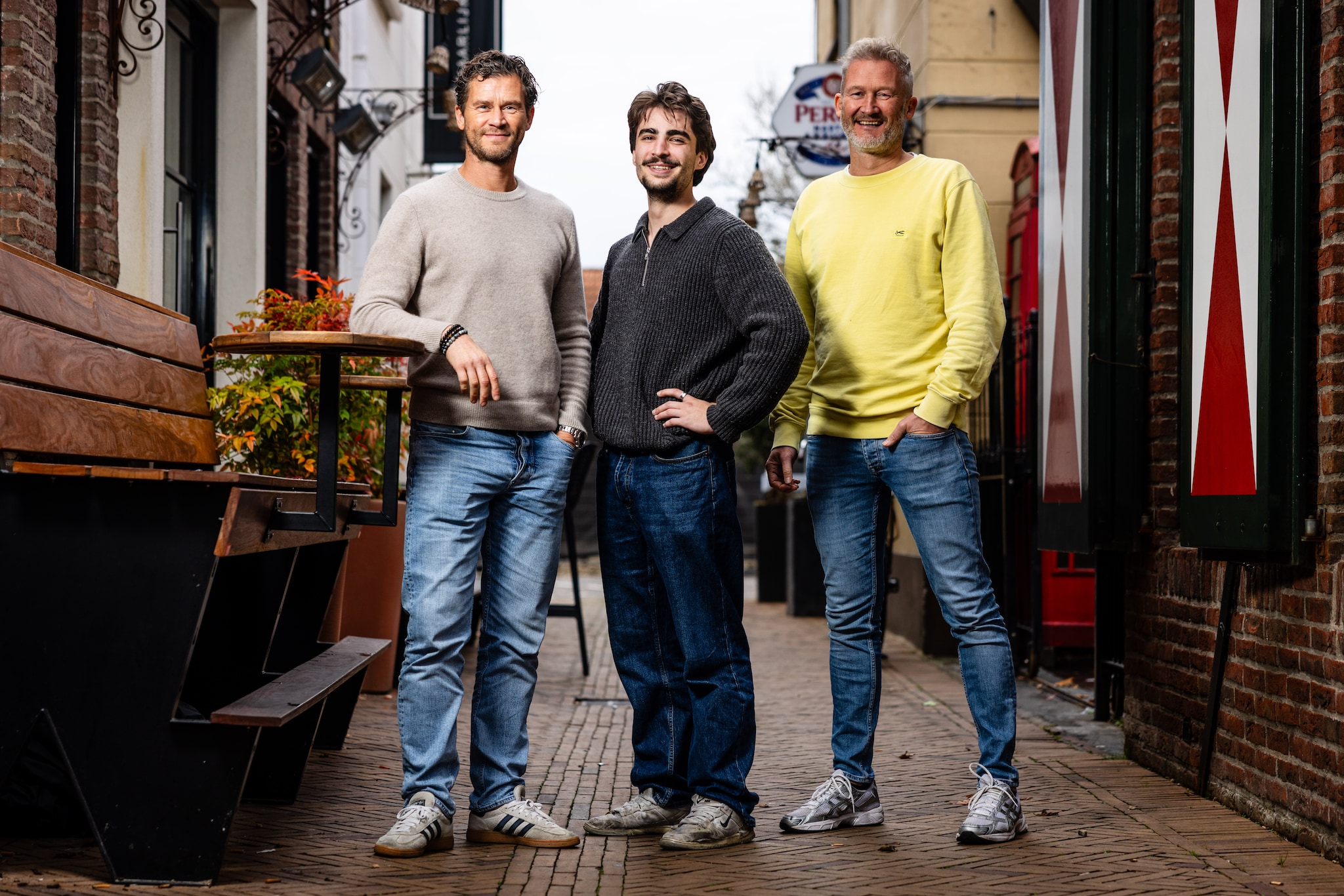 Patrick (links) en Arco Monster (rechts) naast ‘nieuwe Van Speyck baas’ Camiel de Neef.  Foto: Jeffrey Groeneweg Jeffrey Groeneweg. Patrick (links) en Arco Monster (rechts) naast ‘nieuwe Van Speyck baas’ Camiel de Neef.