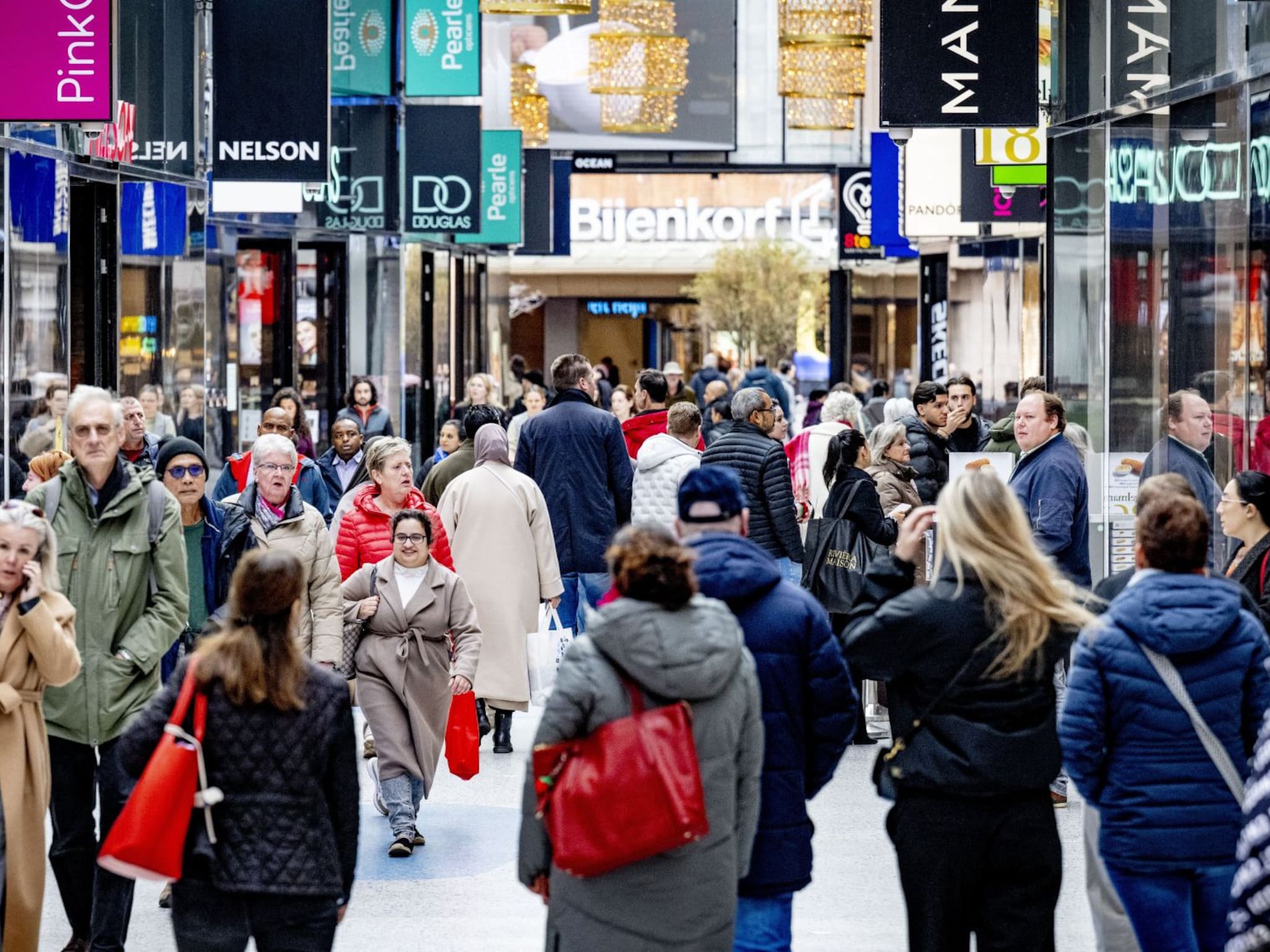 cnv vreest binnenkort duizenden ontslagen ook retail wordt geraakt