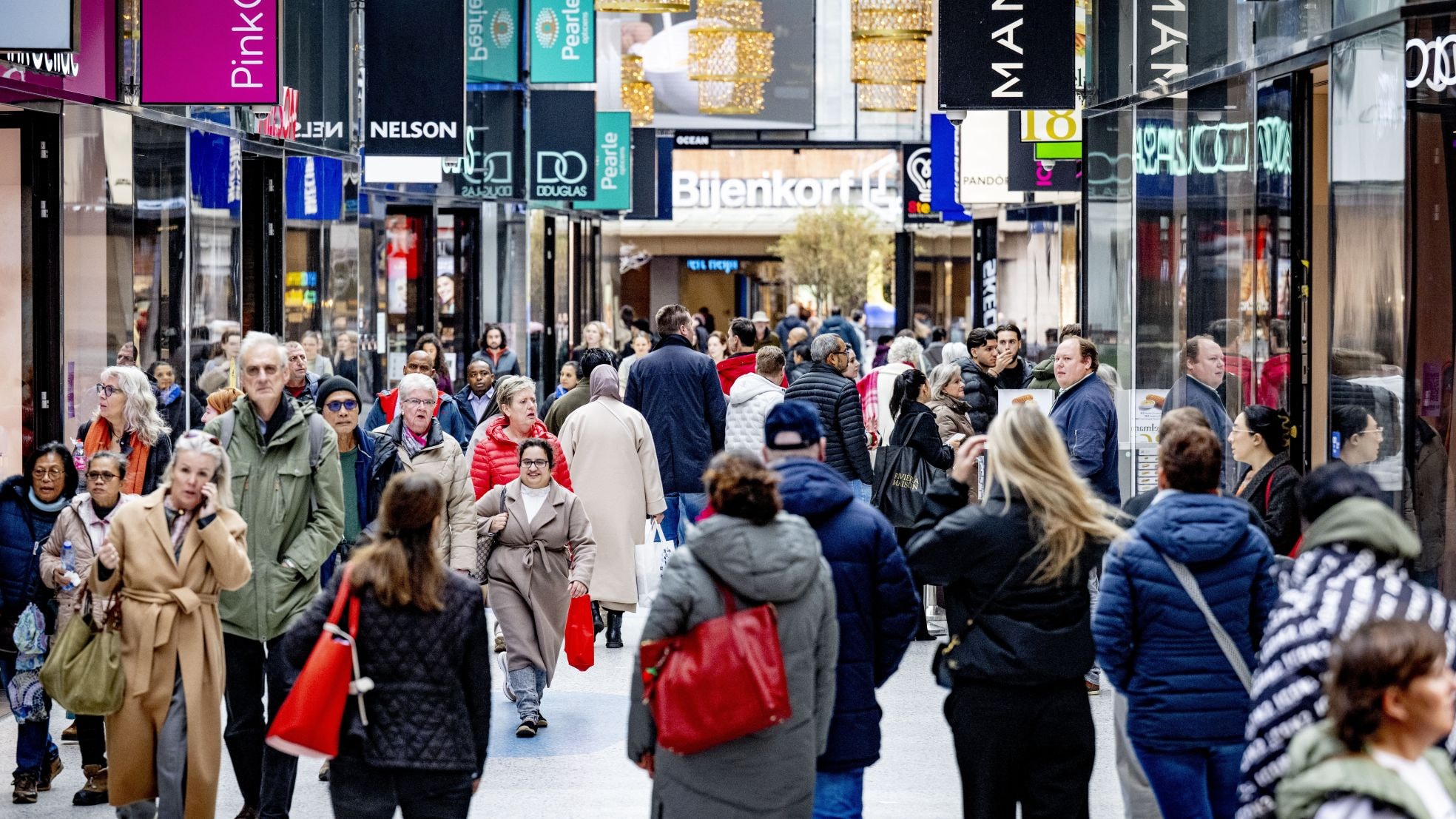 Winkelend publiek in Den Haag. Ook in de winkelstraat verwacht CNV veel ontslagen personeel op korte termijn. Winkelend publiek in Den Haag. Ook in de winkelstraat verwacht CNV veel ontslagen personeel op korte termijn. Foto: ANP