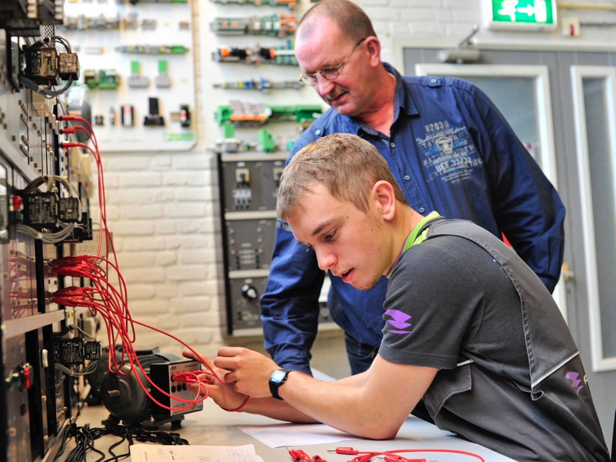 technologische industrie zoekt op creatieve wijze naar talent de 16 jarige bbl studenten zijn op