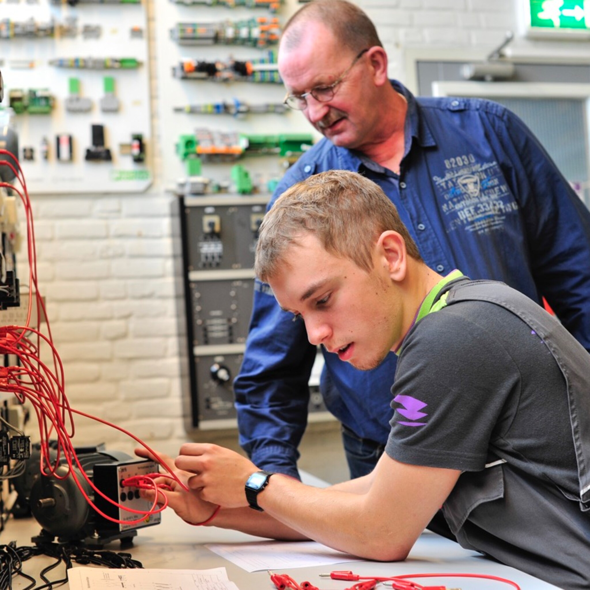 technologische industrie zoekt op creatieve wijze naar talent de 16 jarige bbl studenten zijn op